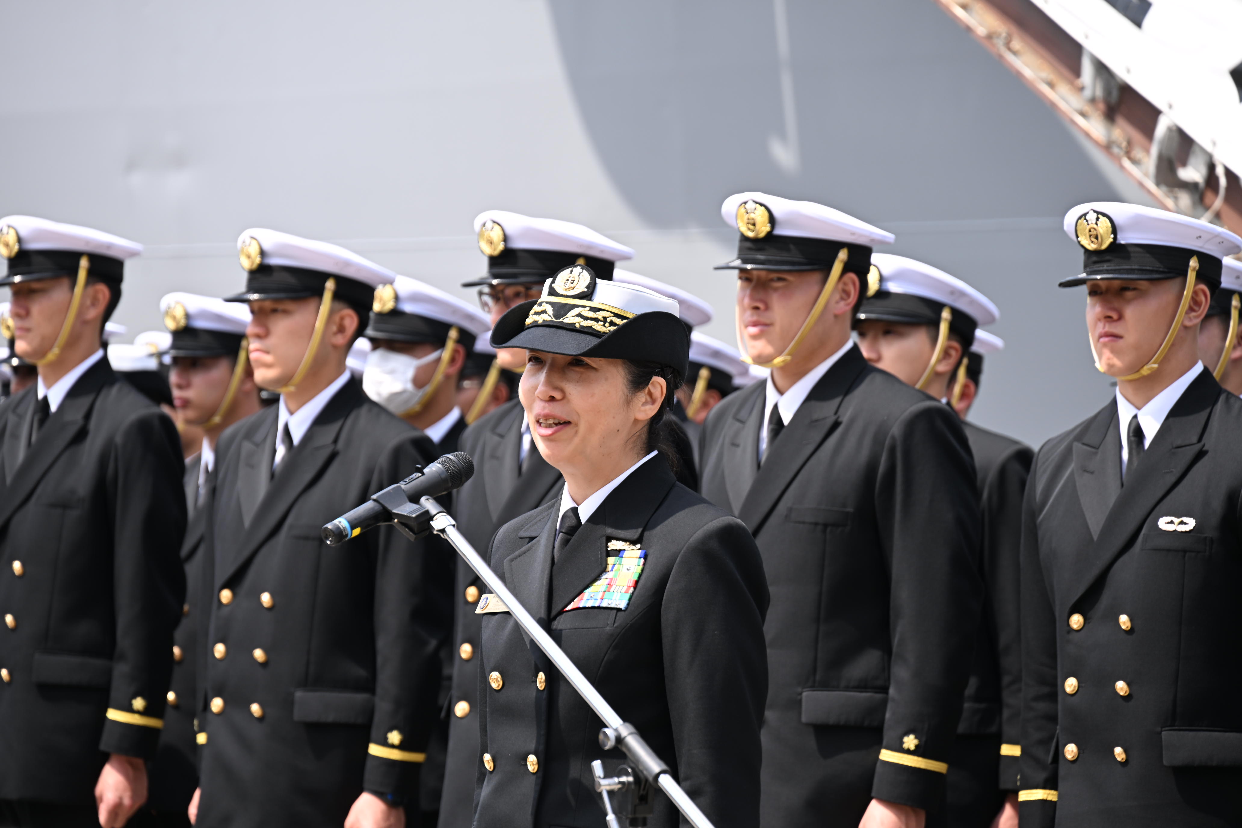 出港のあいさつを行う練習艦隊司令官 東海将補
