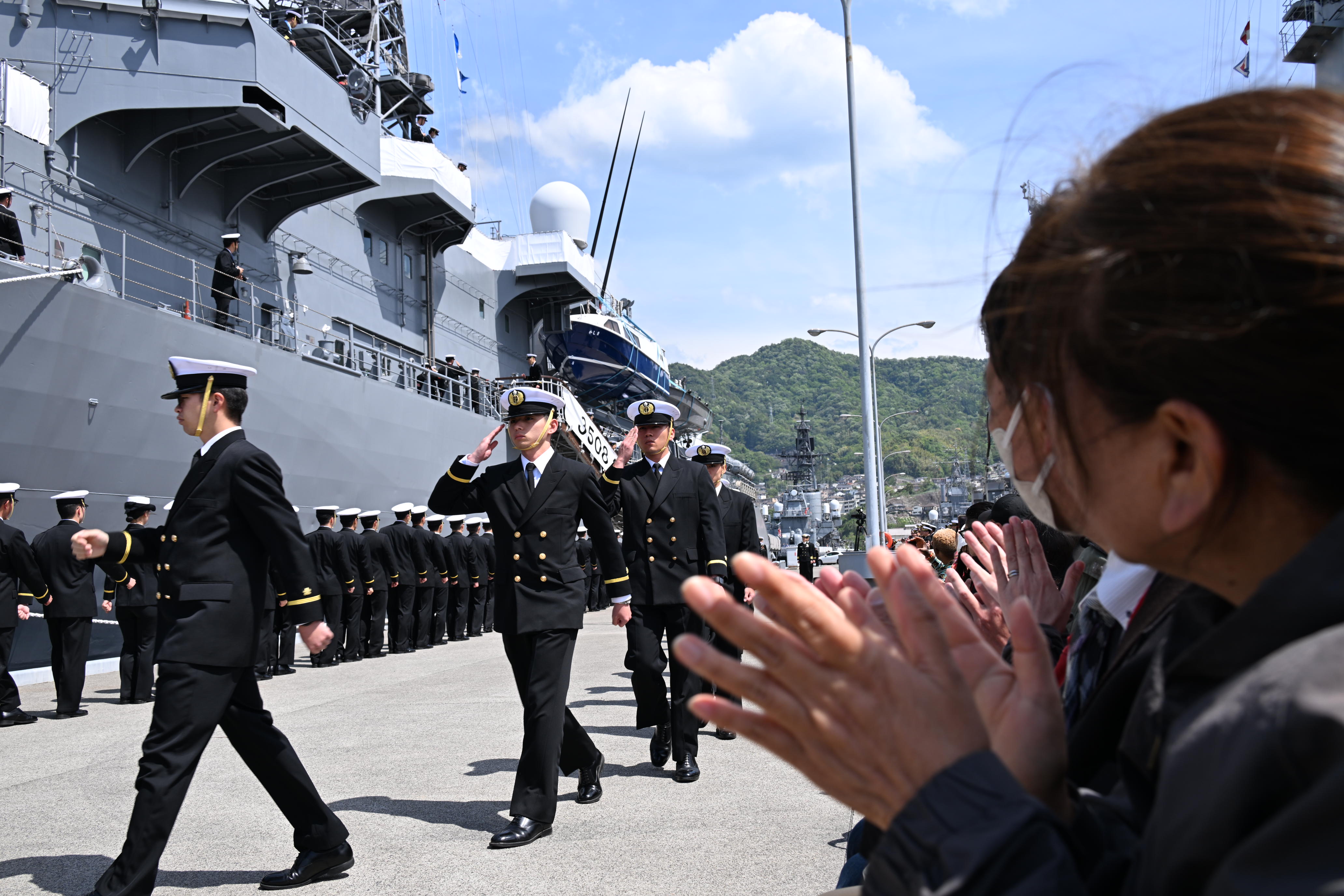 見送りの方々に見守られ乗艦する実習幹部