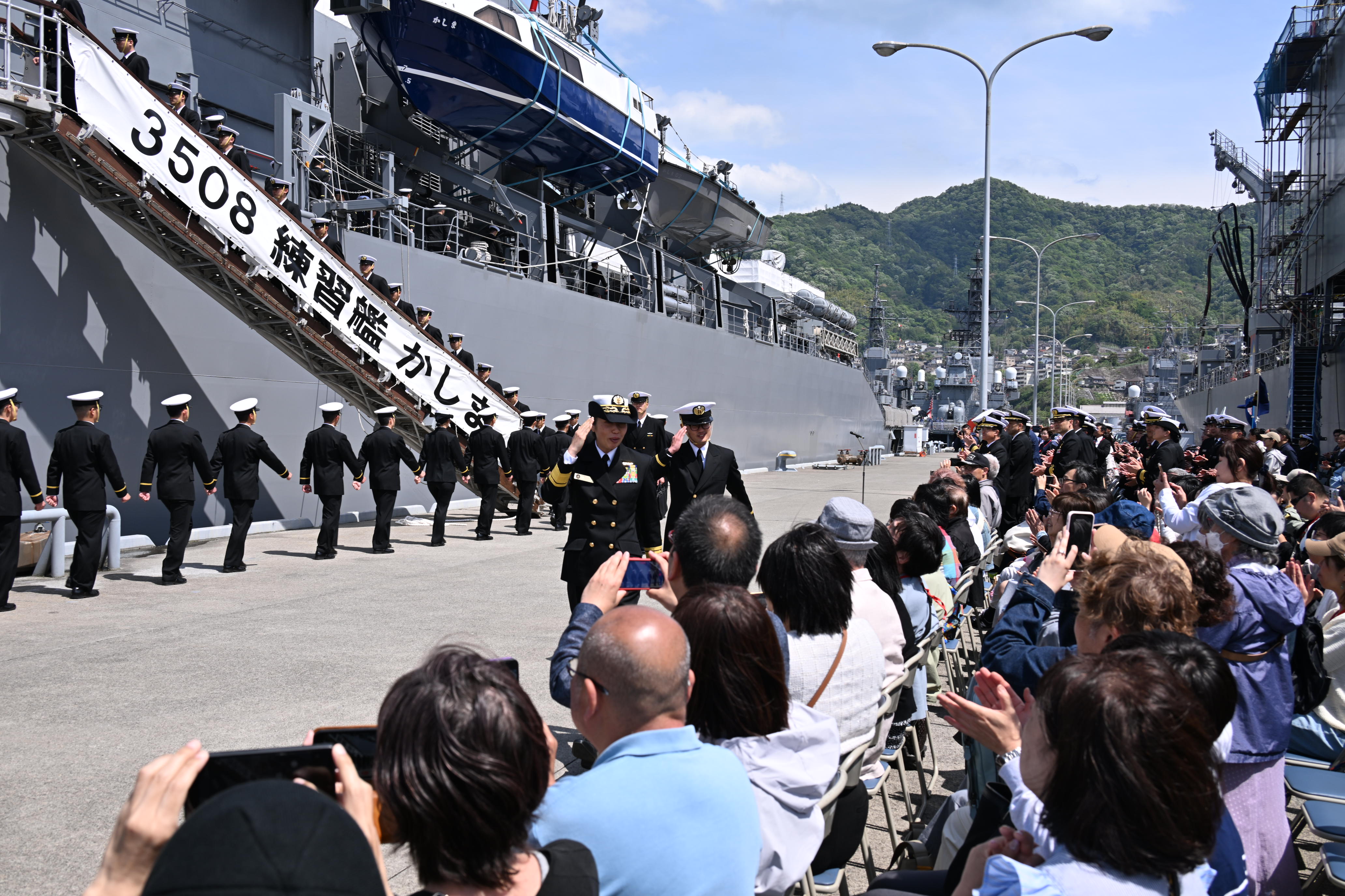 乗艦する練習艦隊司令官 東海将補および実習幹部