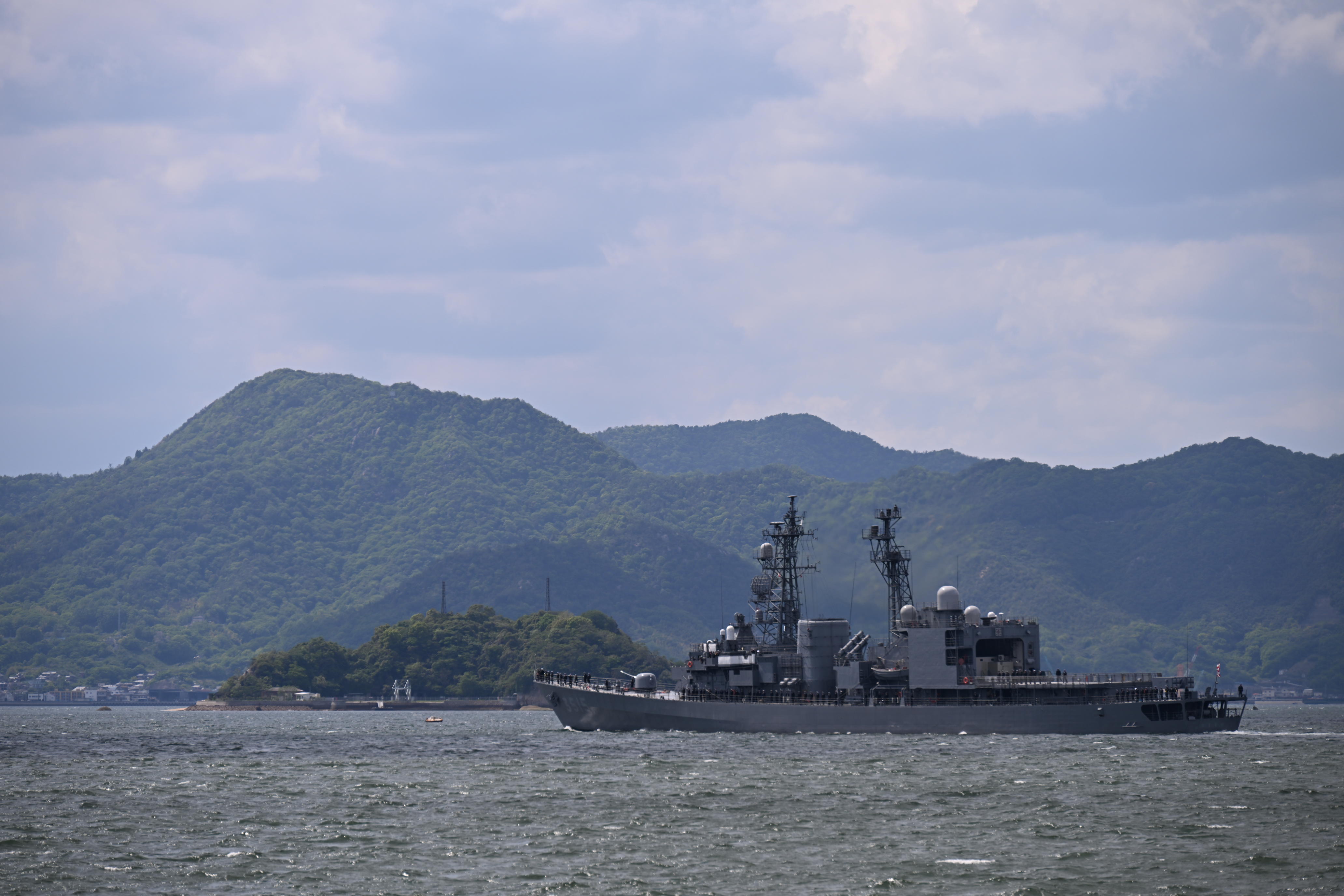 出港する練習艦「やまぎり」
