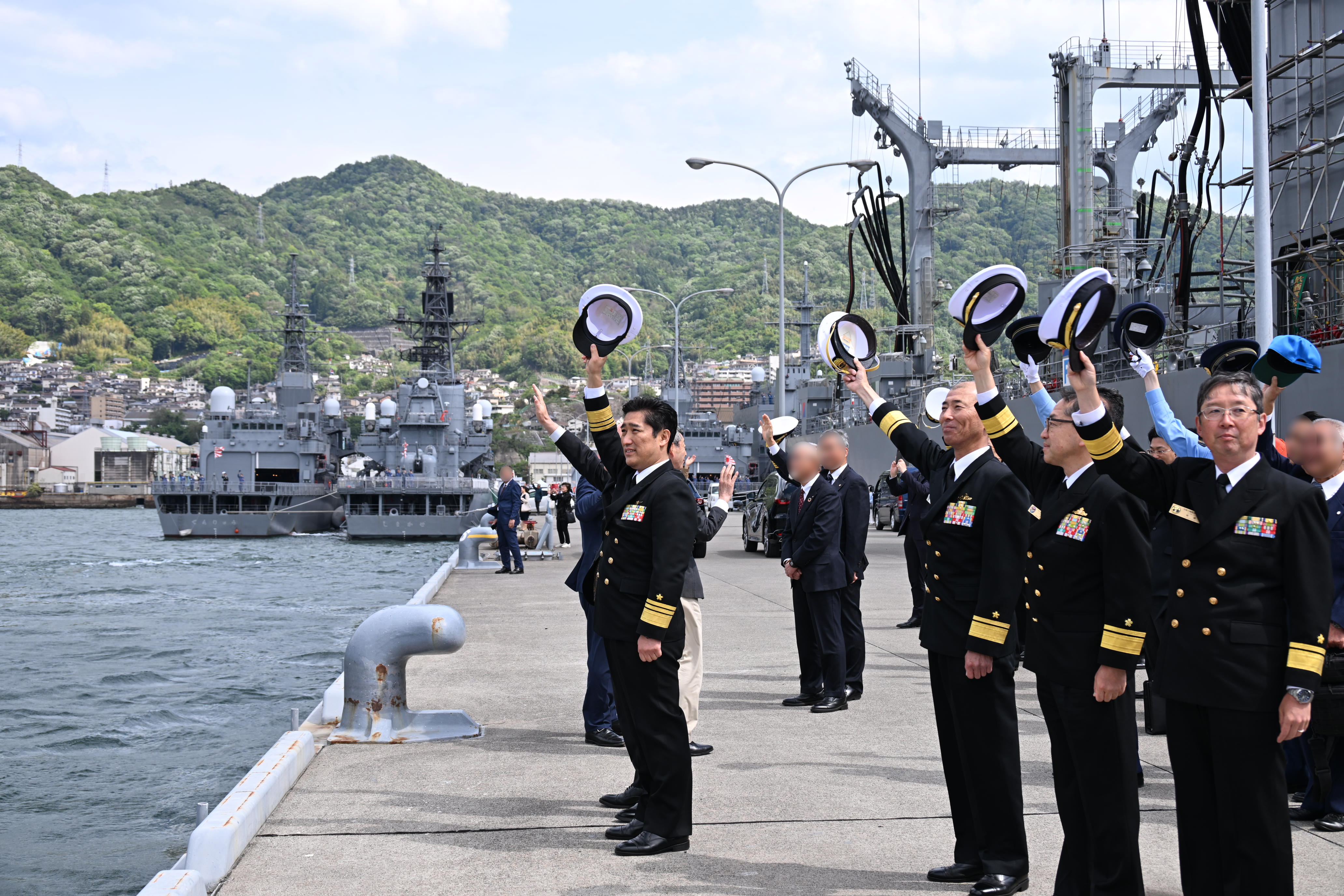 練習艦隊を見送る呉地方総監等