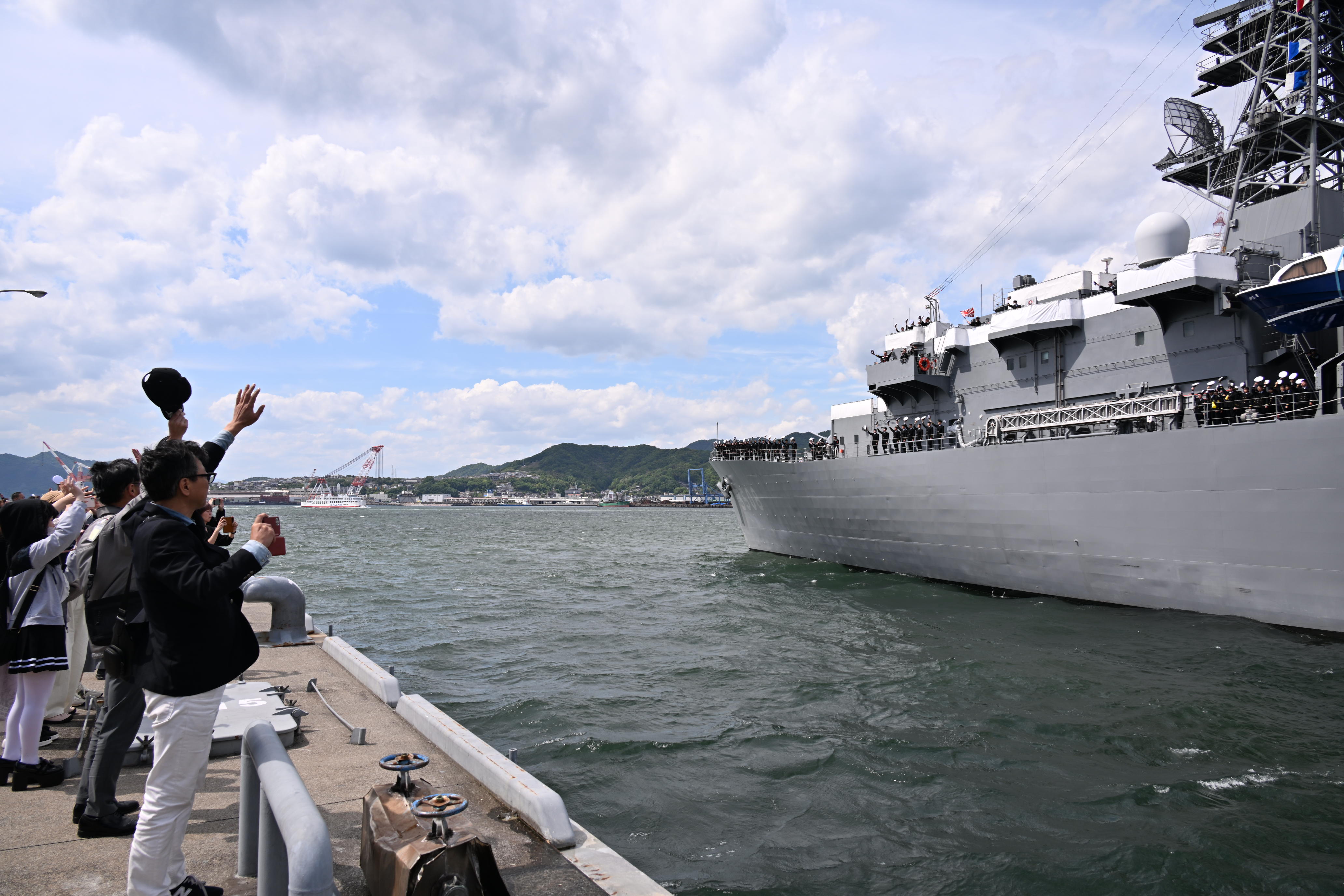 出港していく練習艦「かしま」と見送る方々