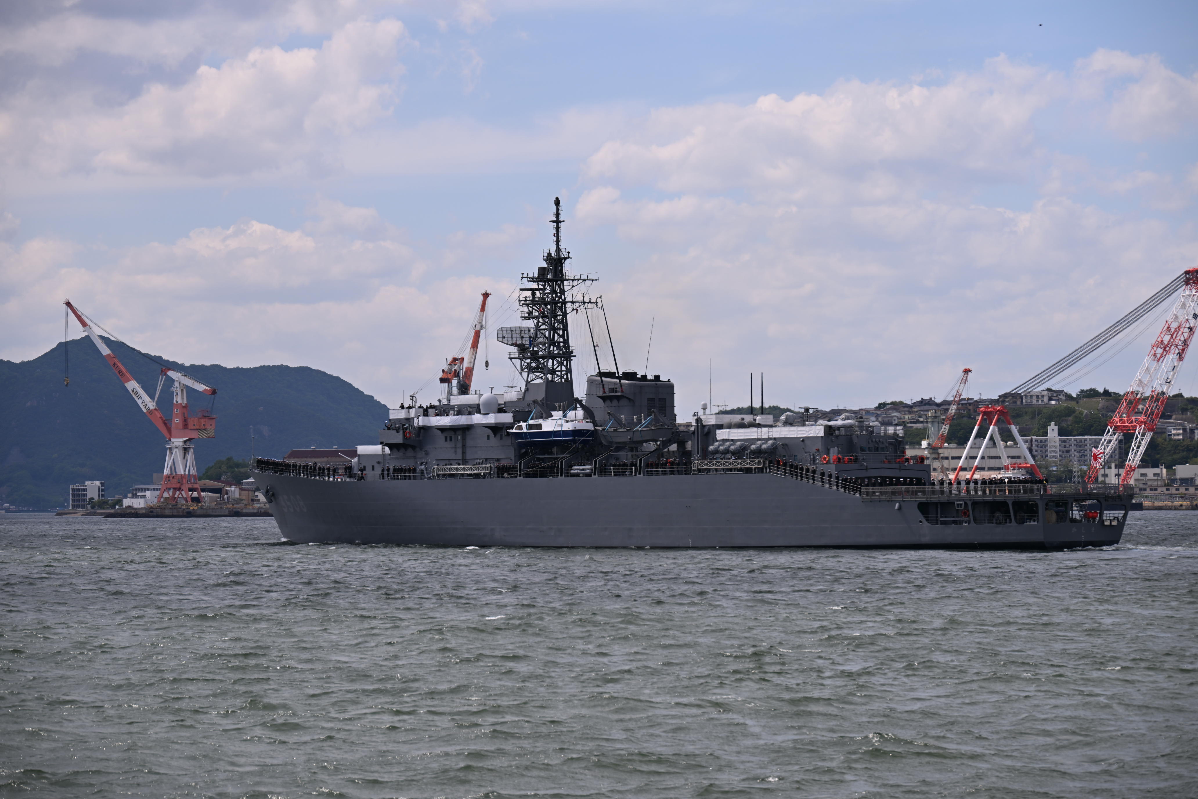 出港していく練習艦「かしま」