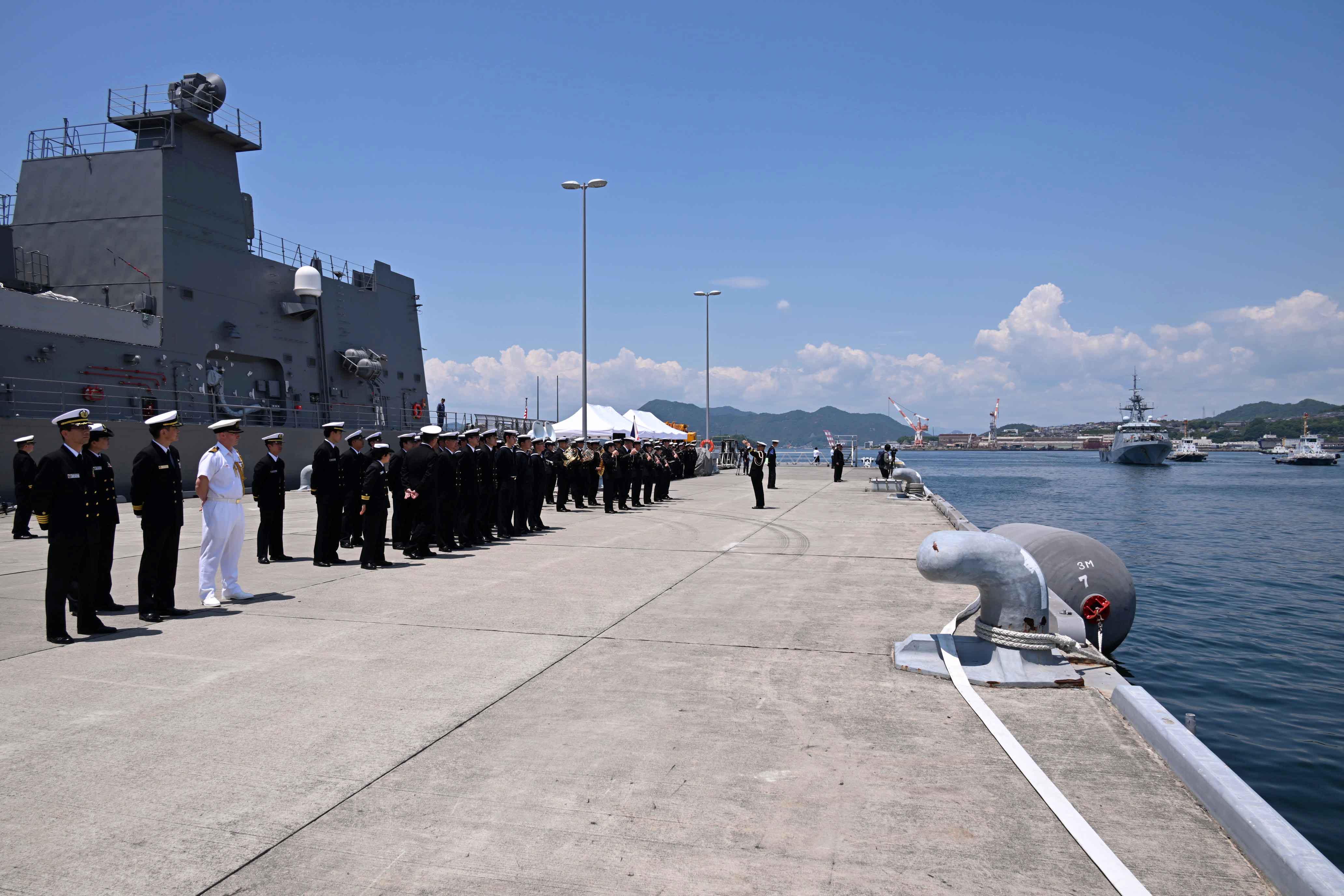 入港する「スペイ」を出迎える海上自衛隊の隊員たち