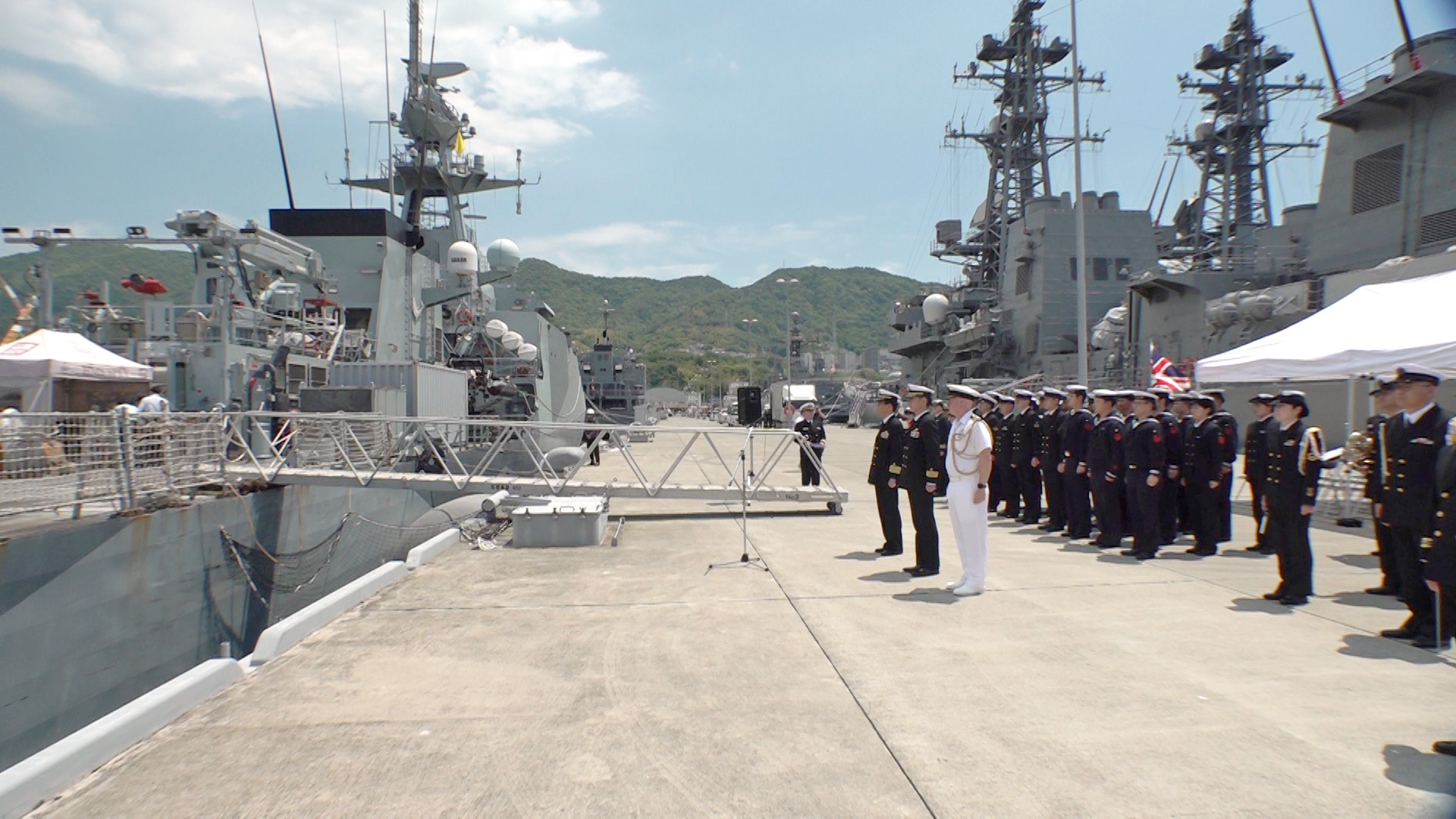 入港した「スペイ」と出迎えの海上自衛隊員、駐在武官