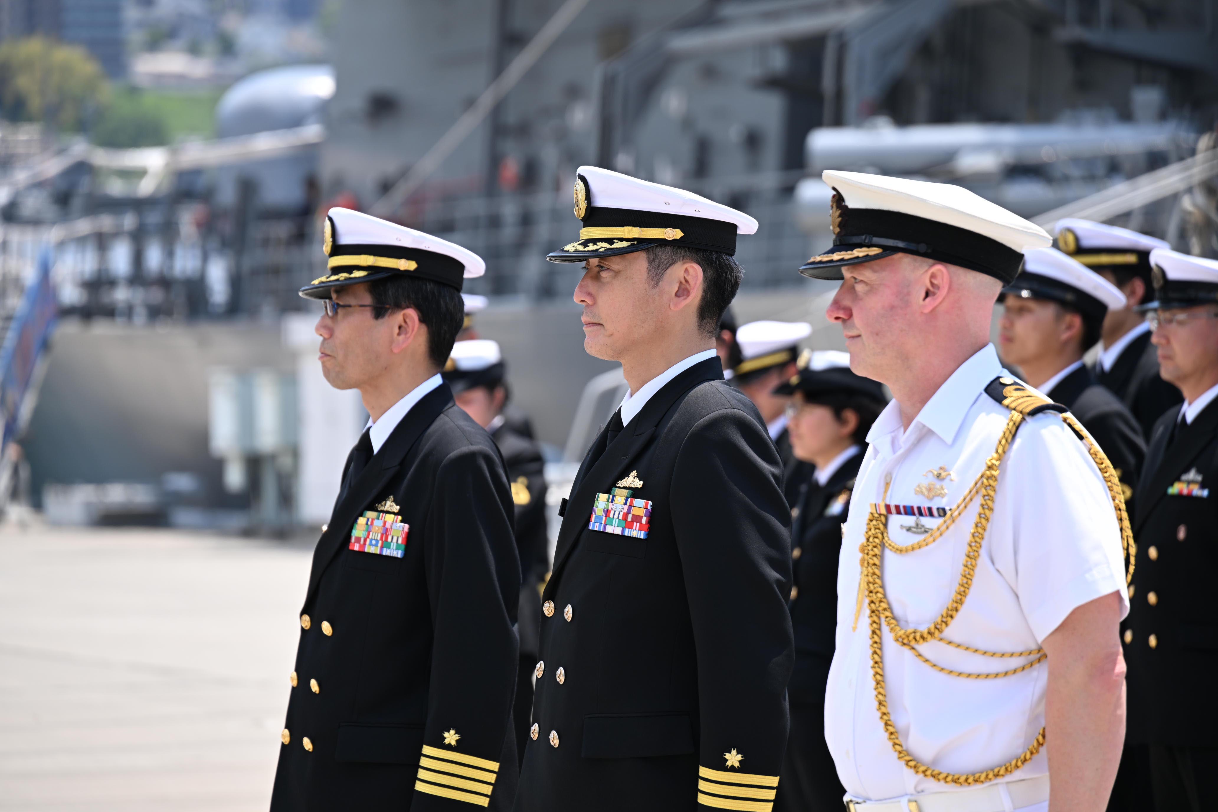 出迎えたしまかぜ艦長等