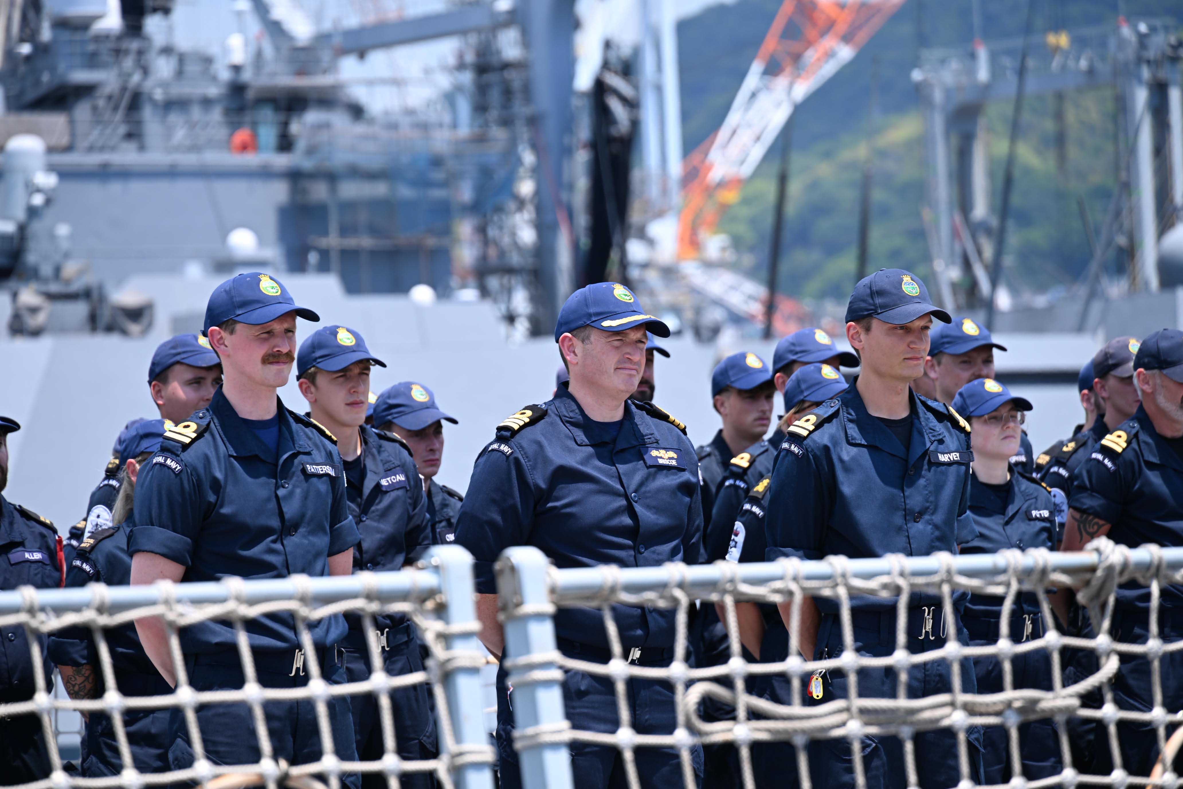 艦上に整列する「スペイ」乗員