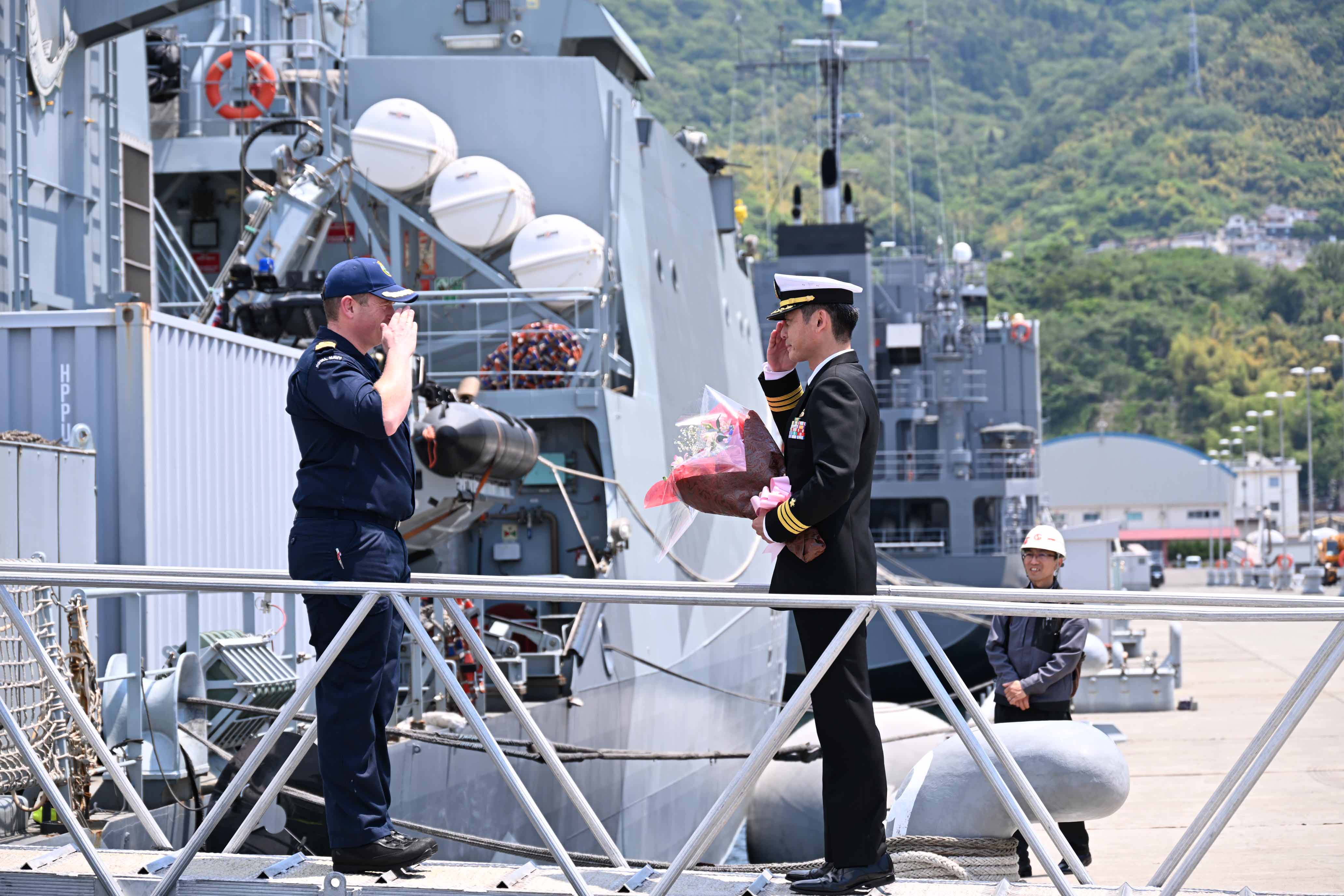 しまかぜ艦長からスペイ艦長への花束贈呈