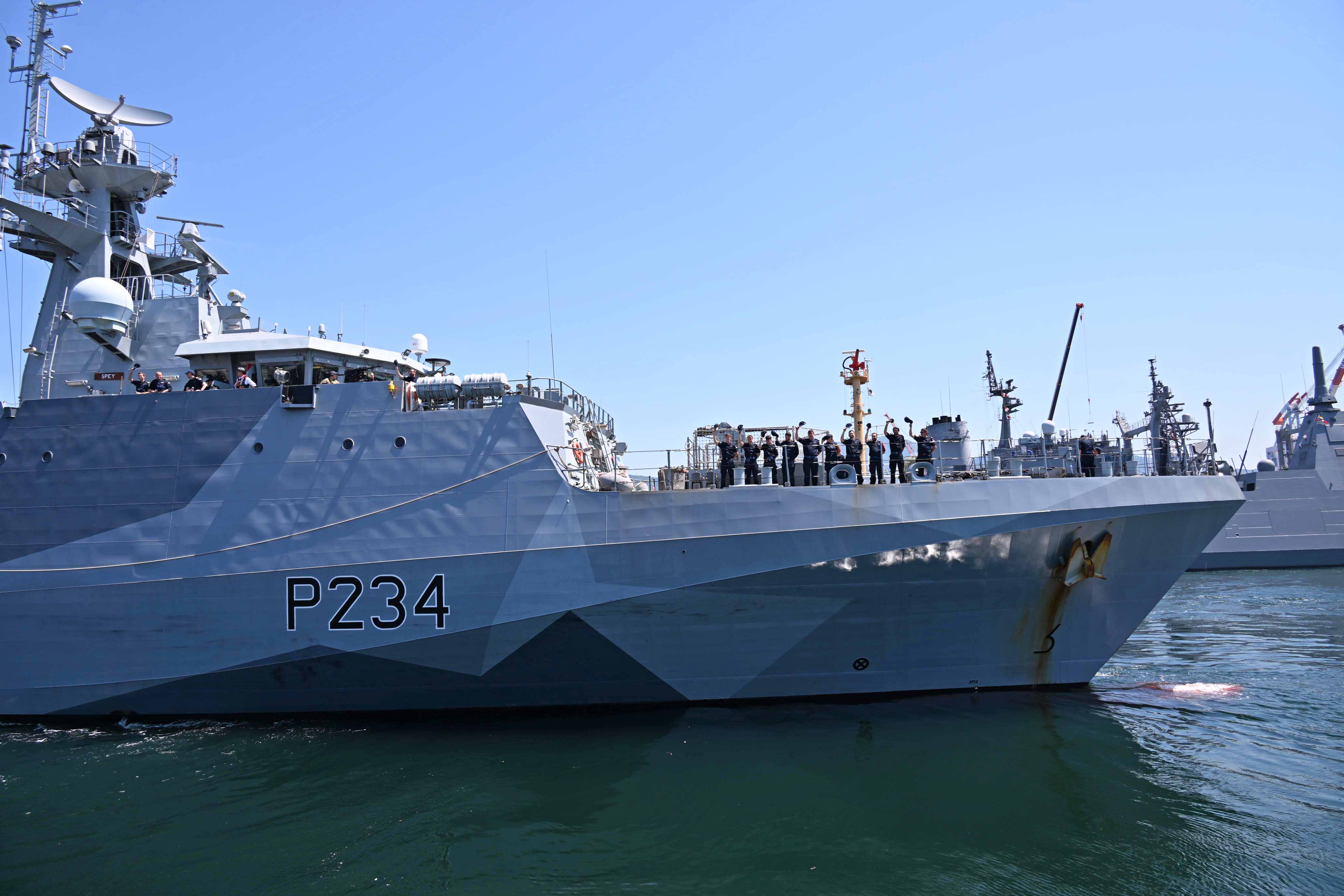 出港していくイギリス海軍哨戒艦「スペイ」