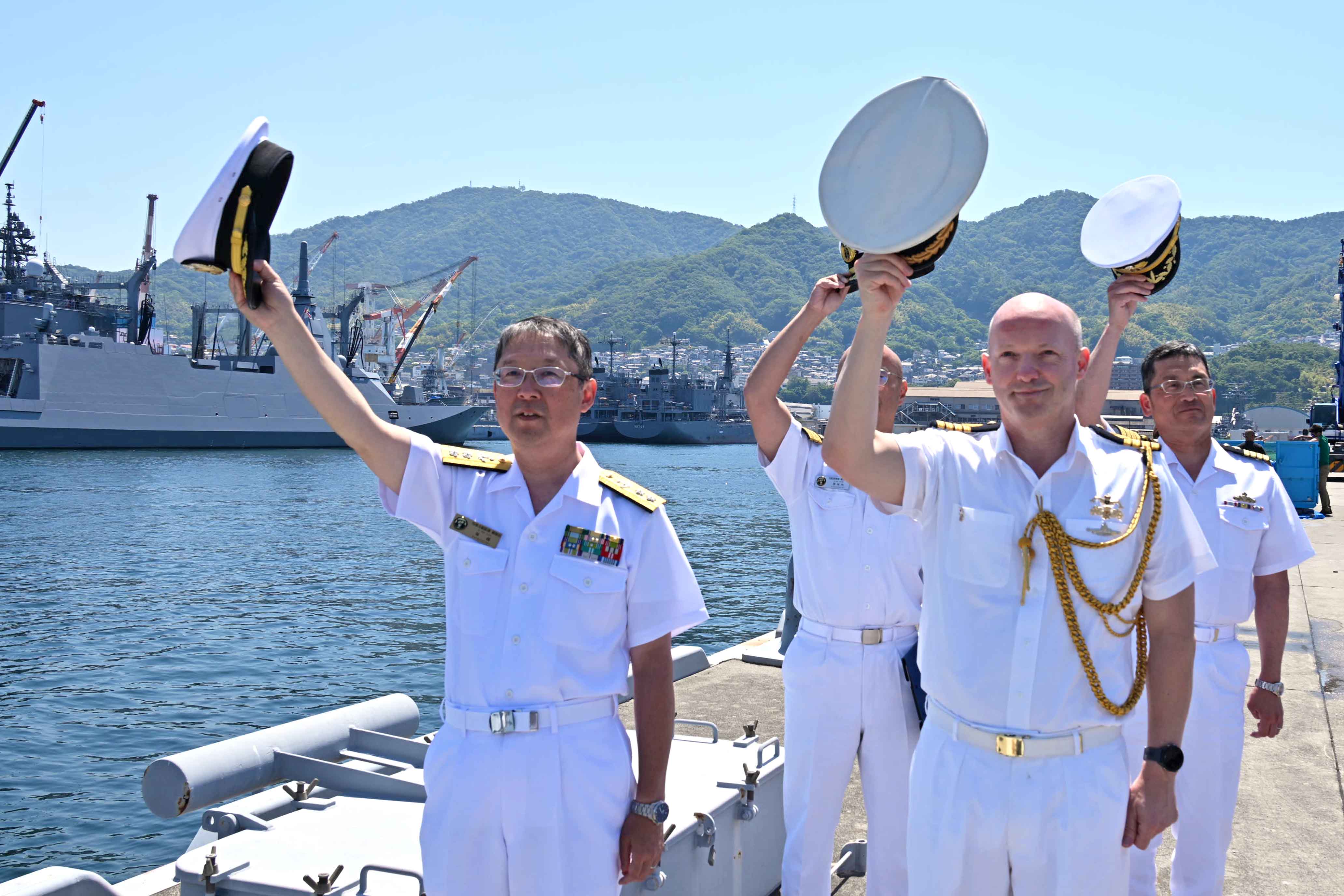 帽振れをする呉地方総監部幕僚長、駐在武官
