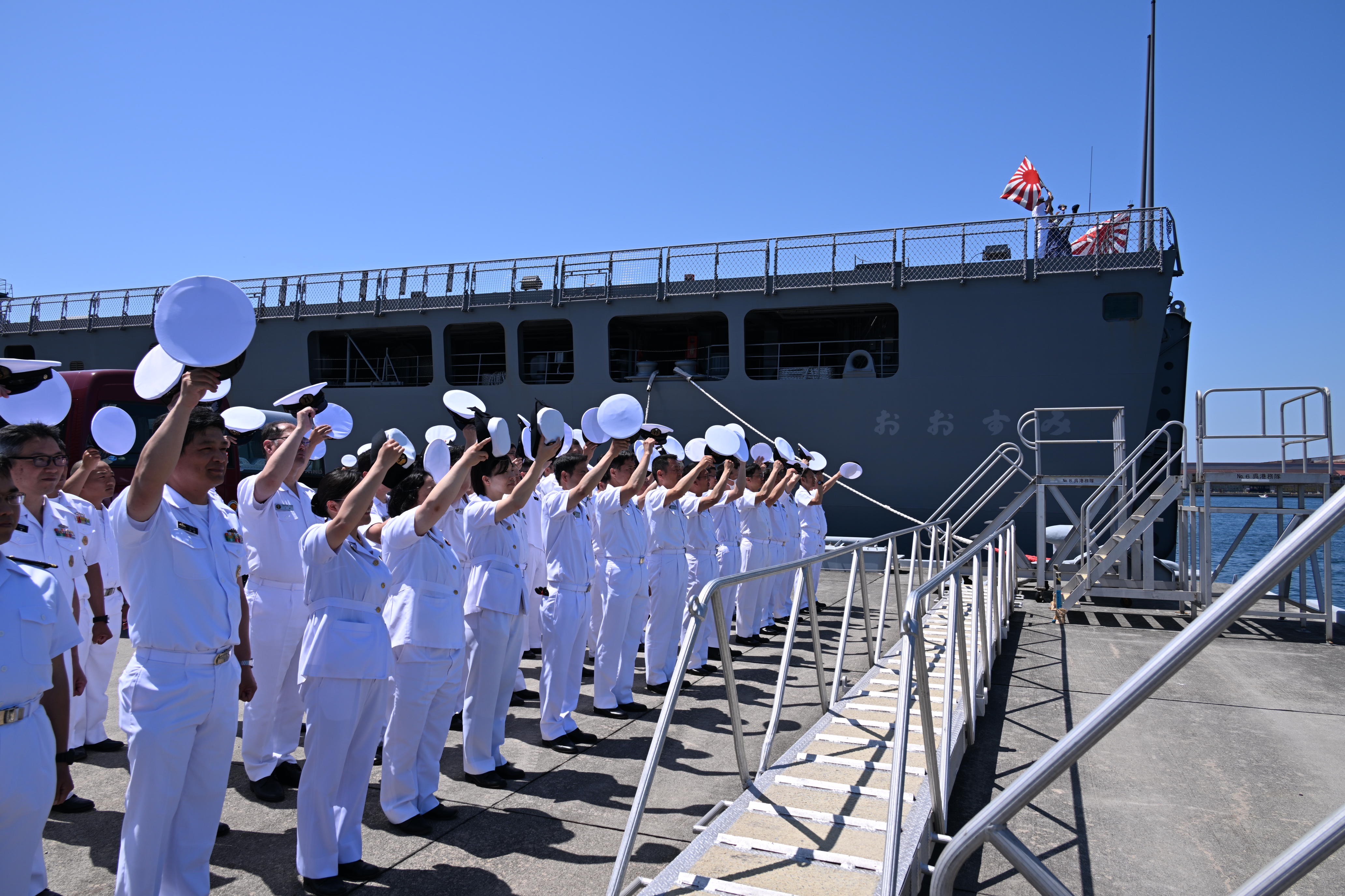輸送艦「おおすみ」の乗員たちも見送ります