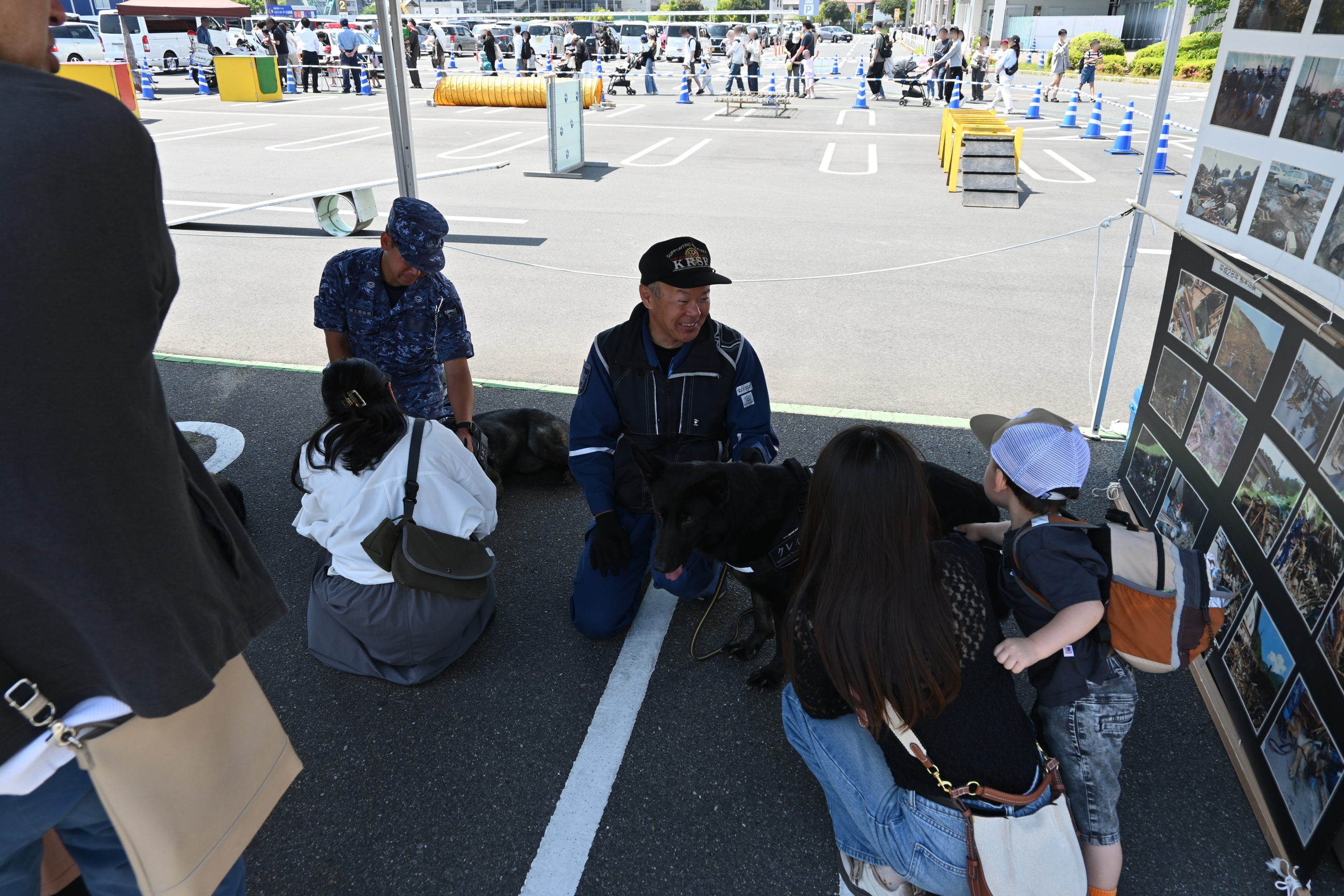 お客様と触れ合う警備犬と隊員