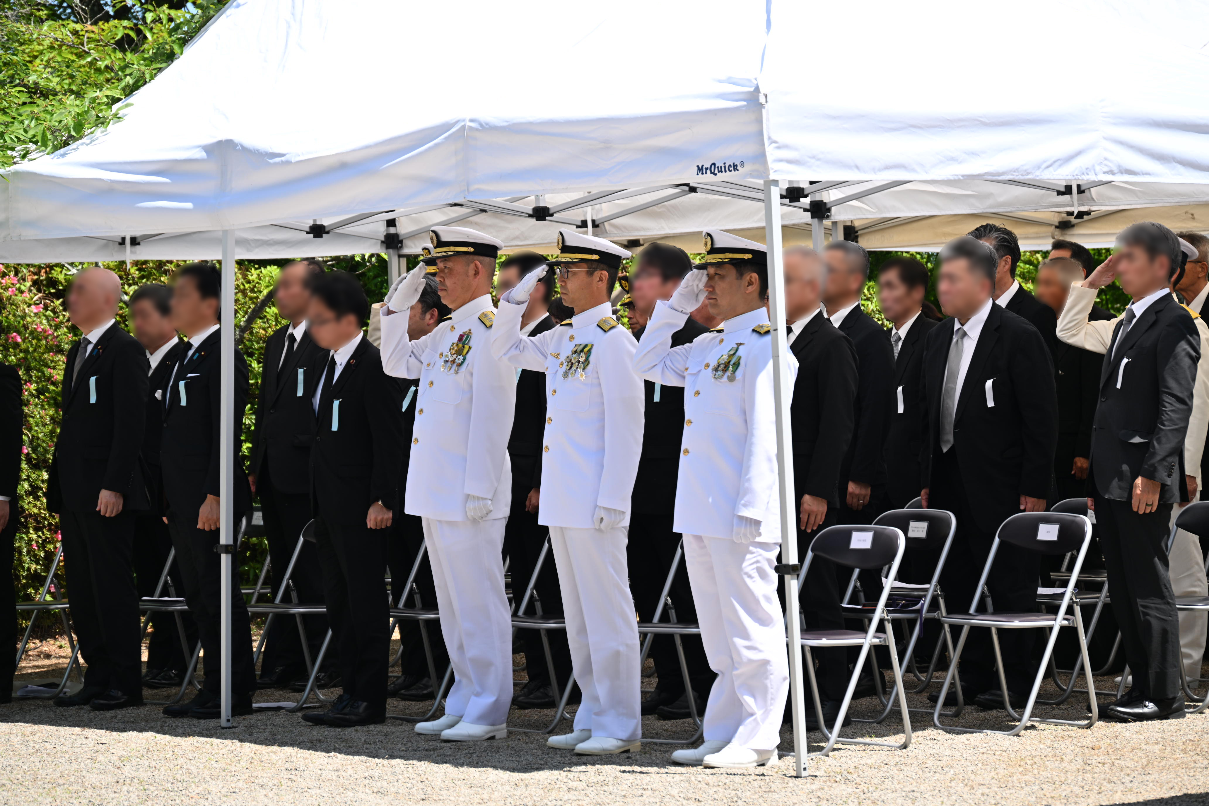 国旗掲揚(敬礼する呉地方総監等)