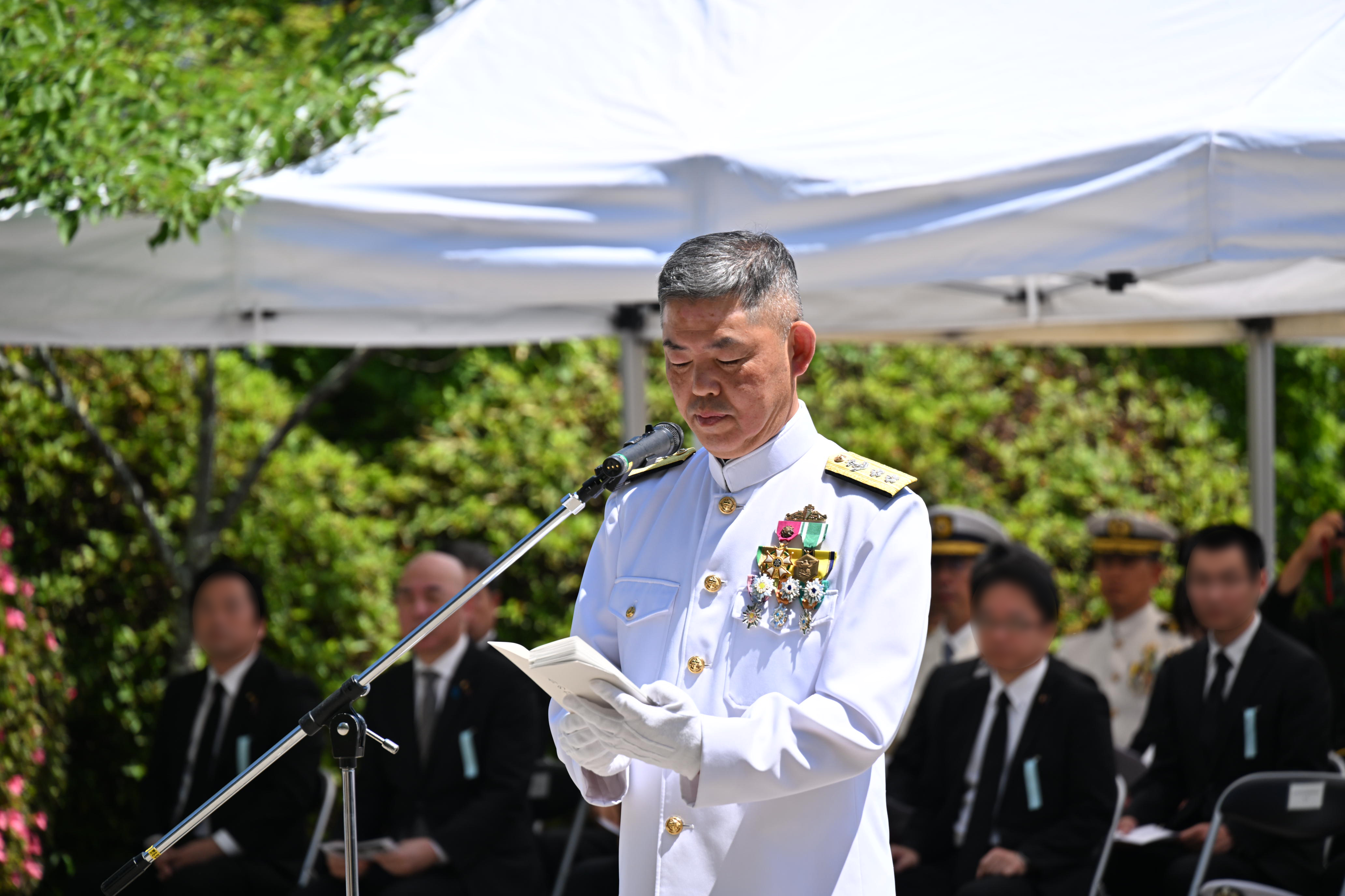 追悼の辞を奉唱する水陸両用戦機雷戦群司令