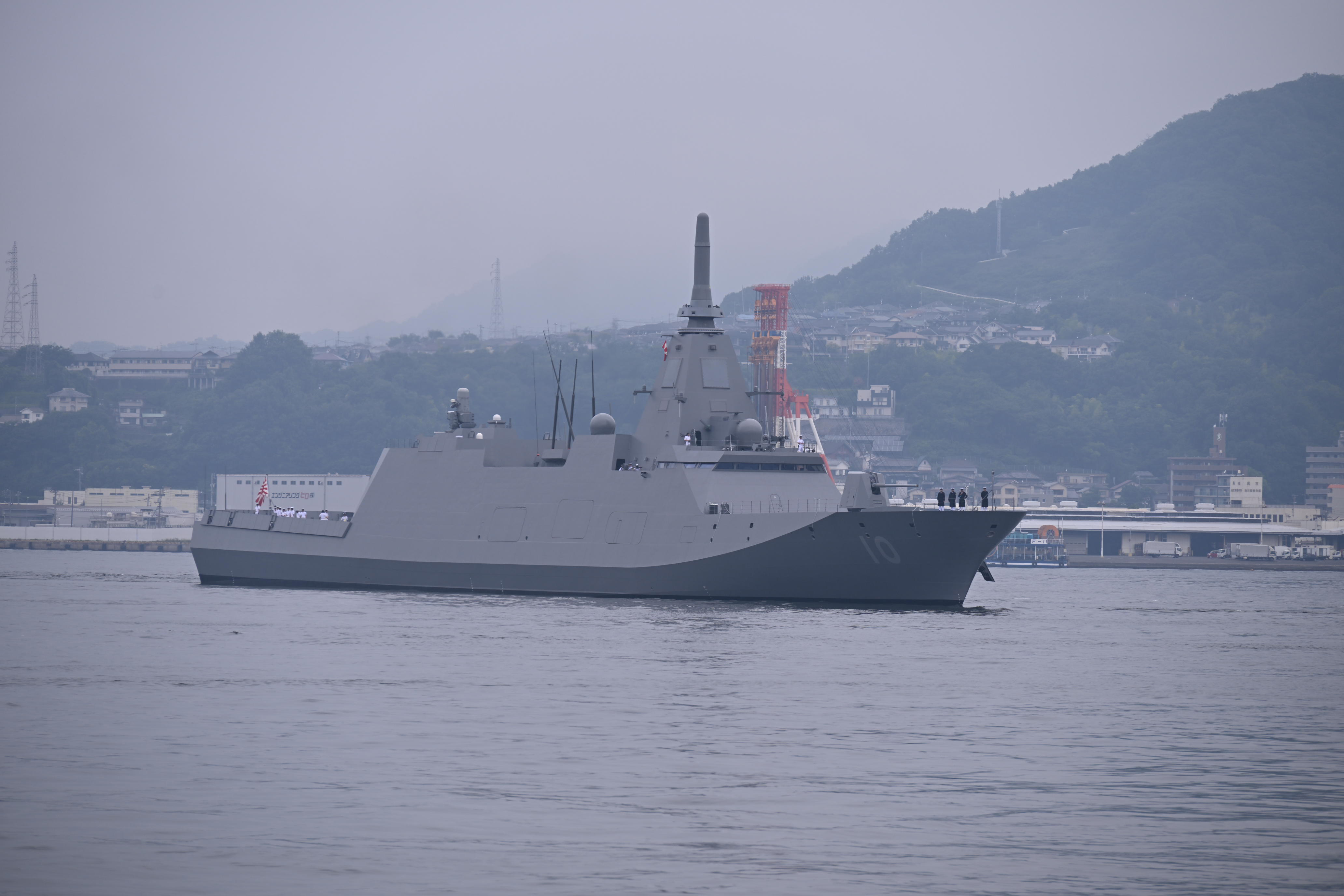 呉基地に入港する護衛艦「ながら」