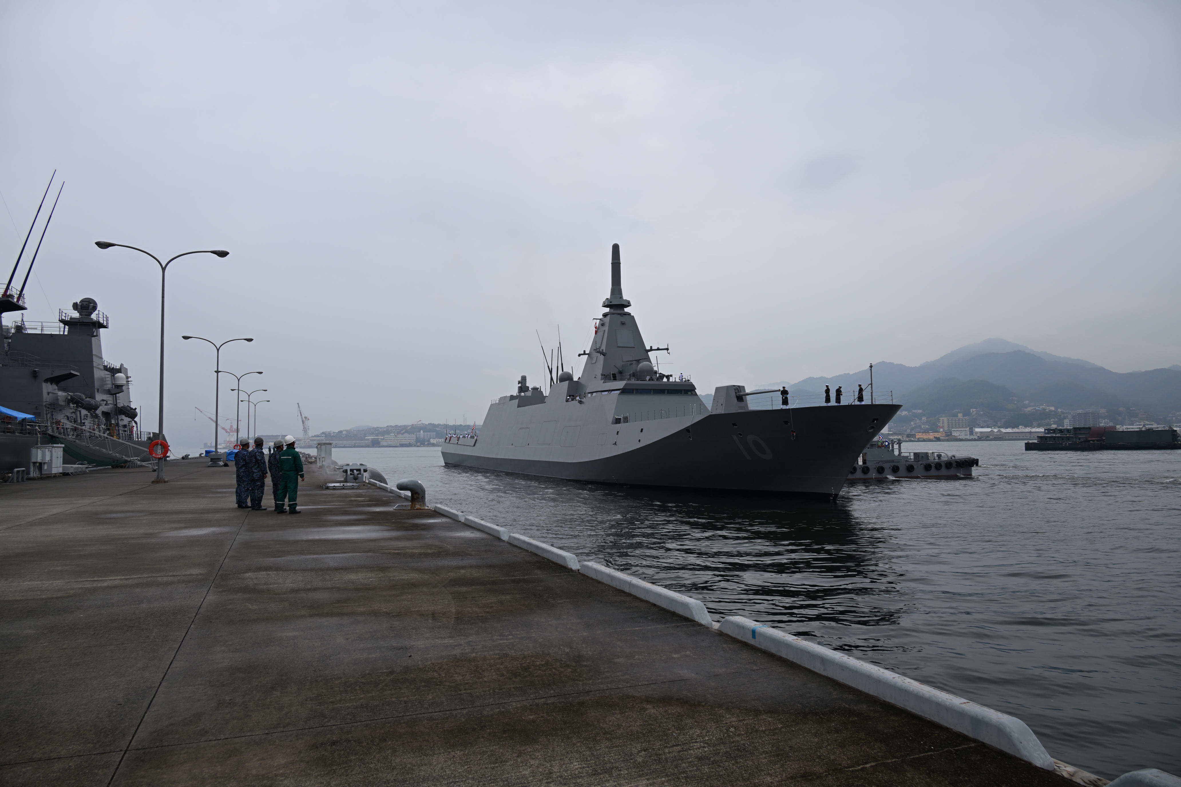 護衛艦「ながら」の入港を待ち受ける隊員たち