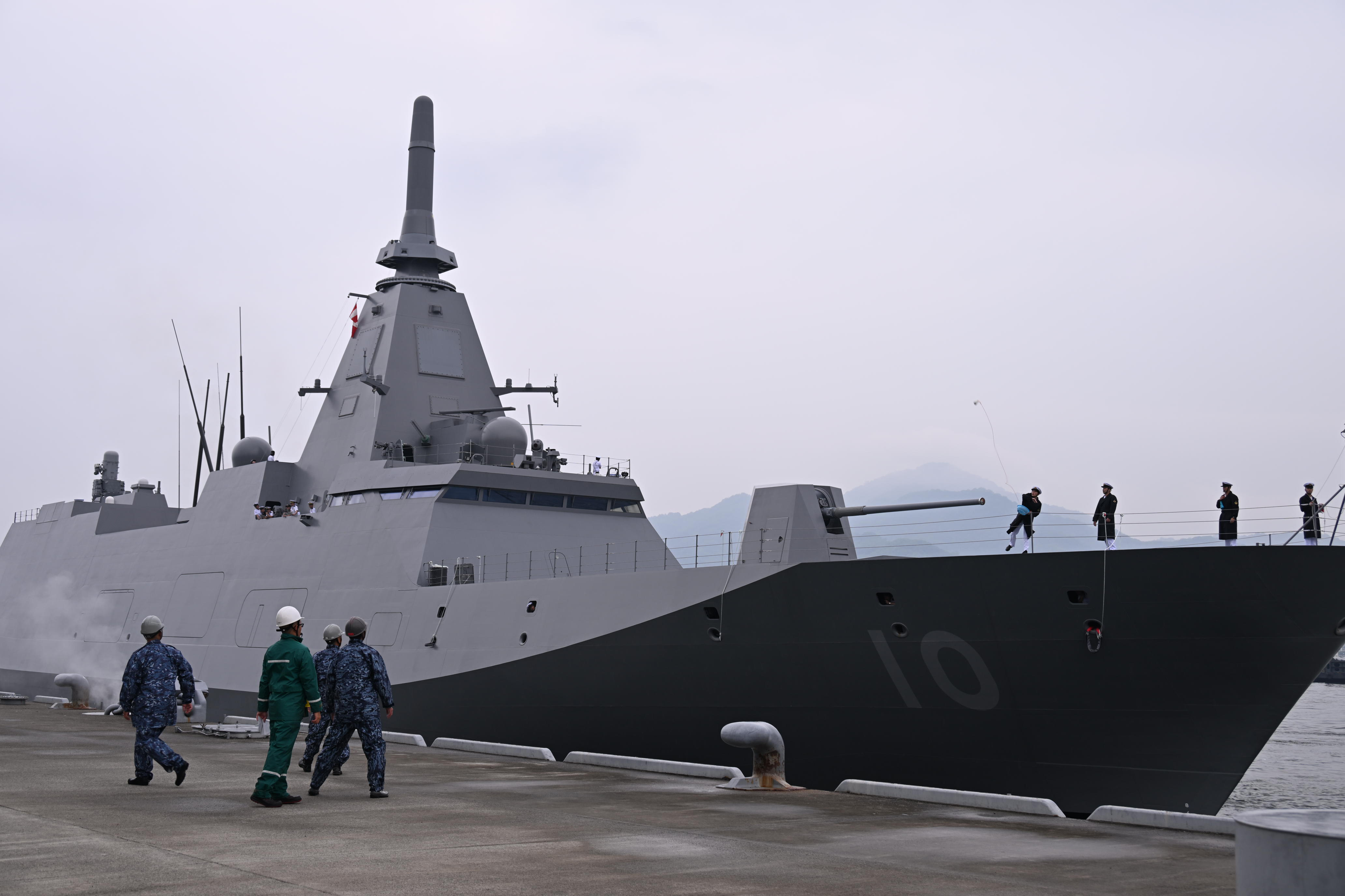 艦長の指揮のもと慎重に接岸します