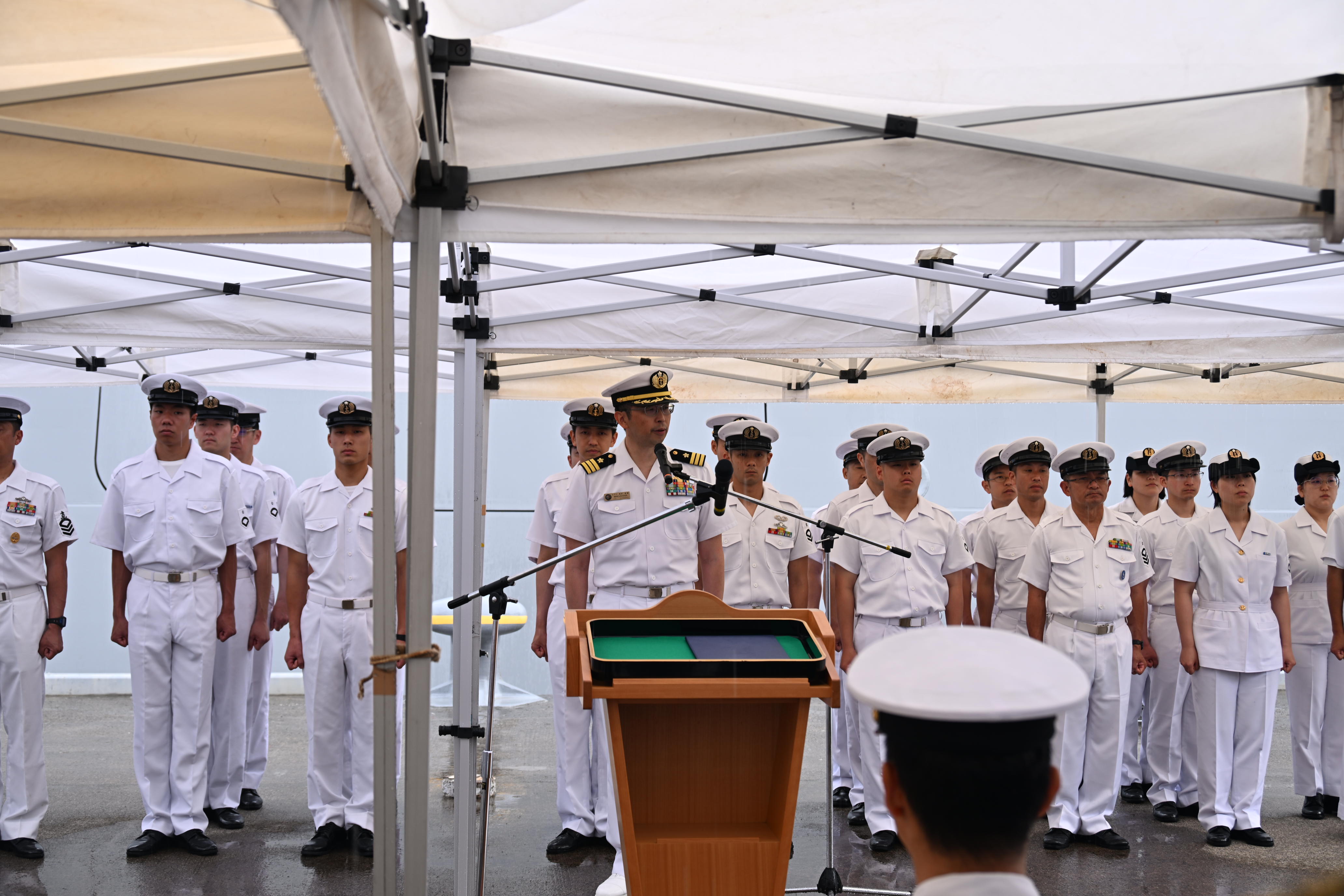 入港あいさつを行うながら艦長