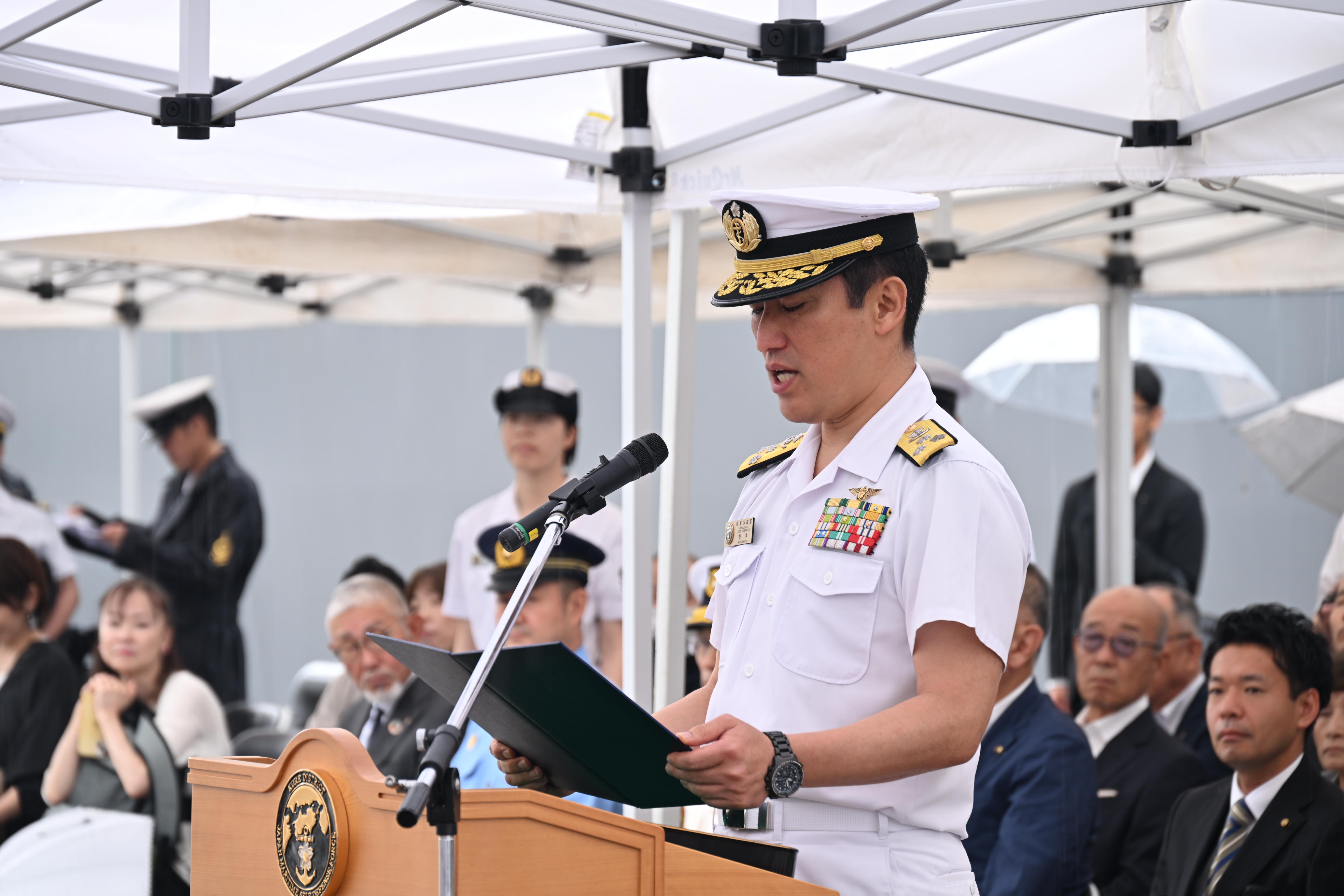 入港歓迎の辞を述べる呉地方総監