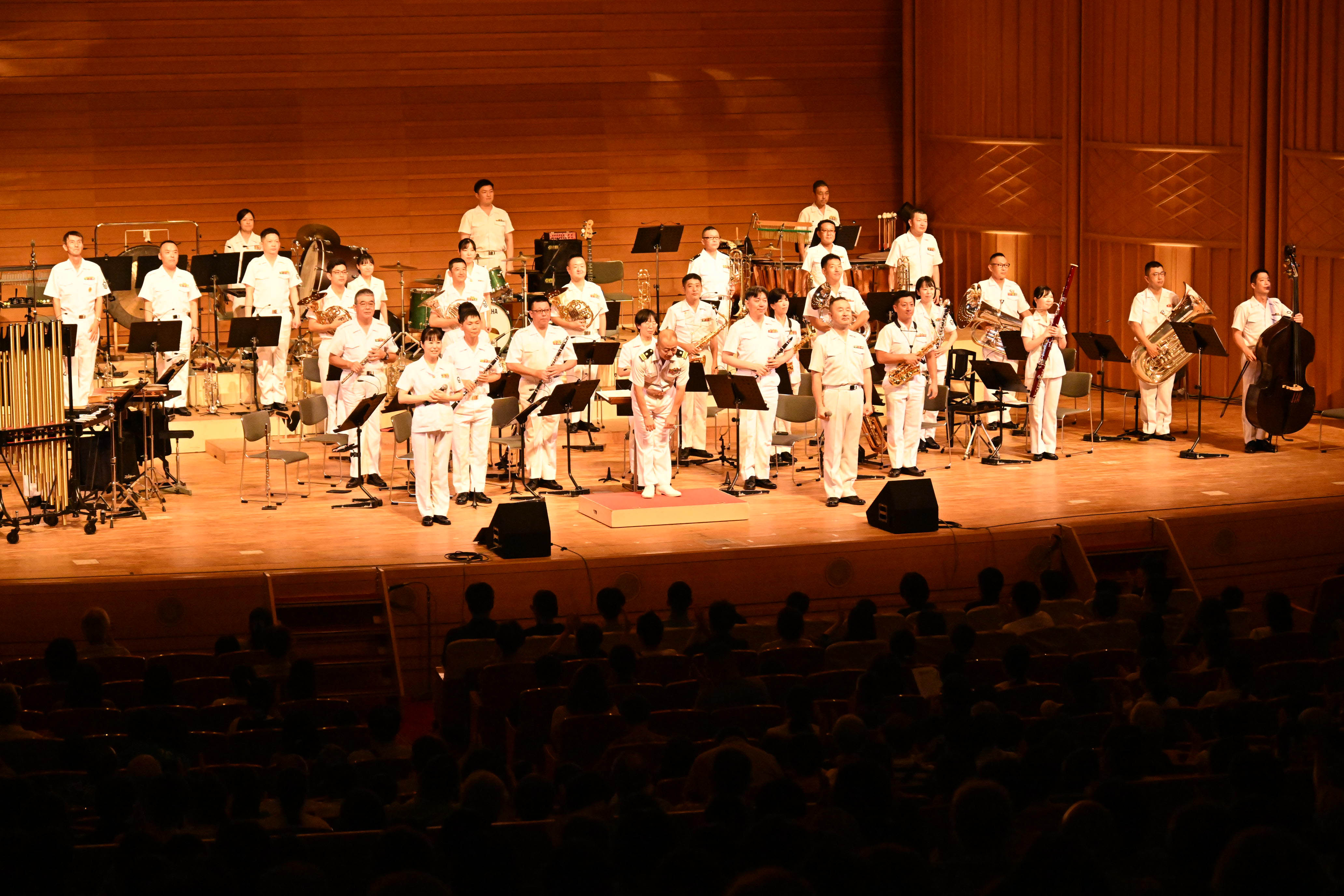 演奏を終えあいさつをする呉音楽隊