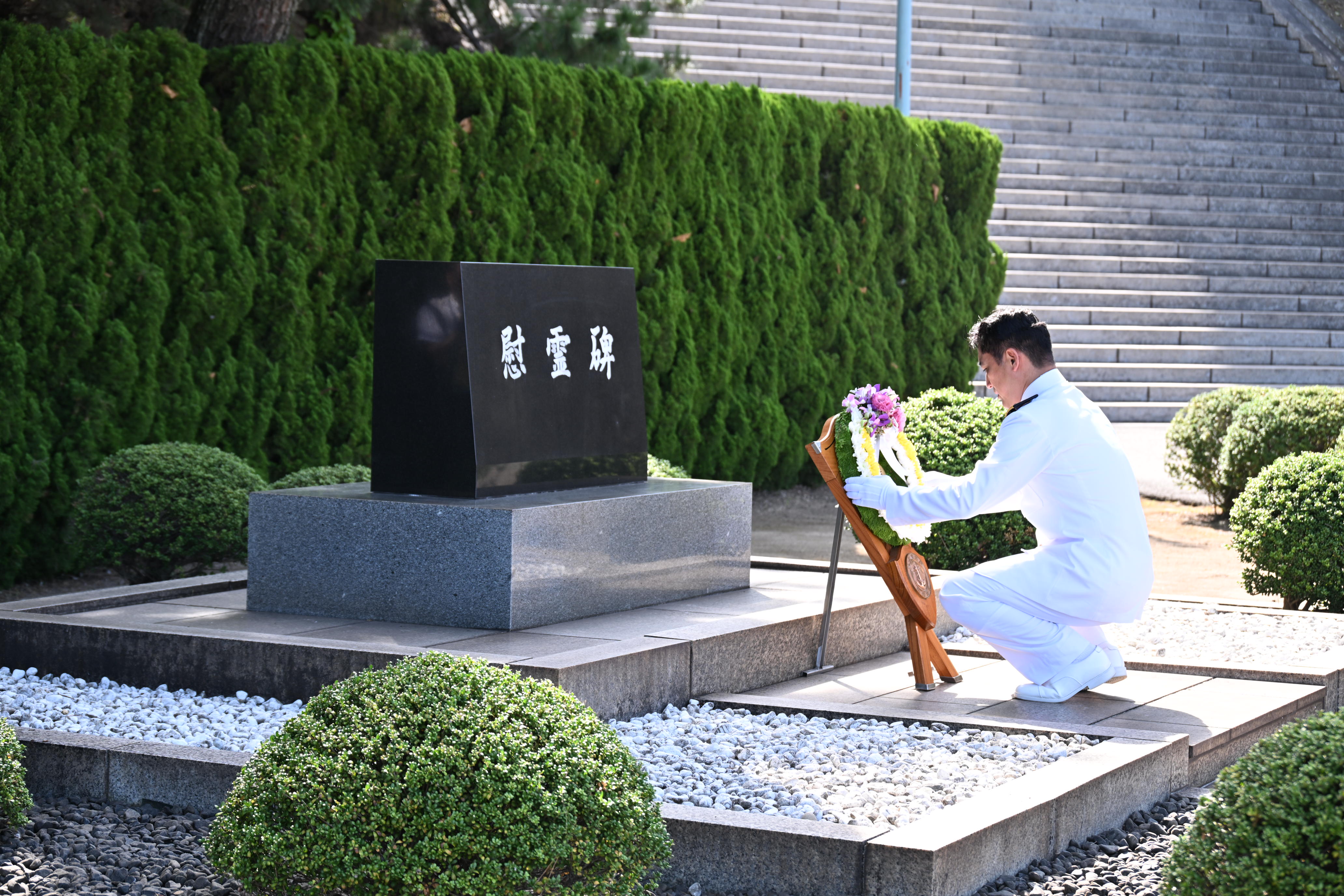 慰霊碑に献花する松本海将