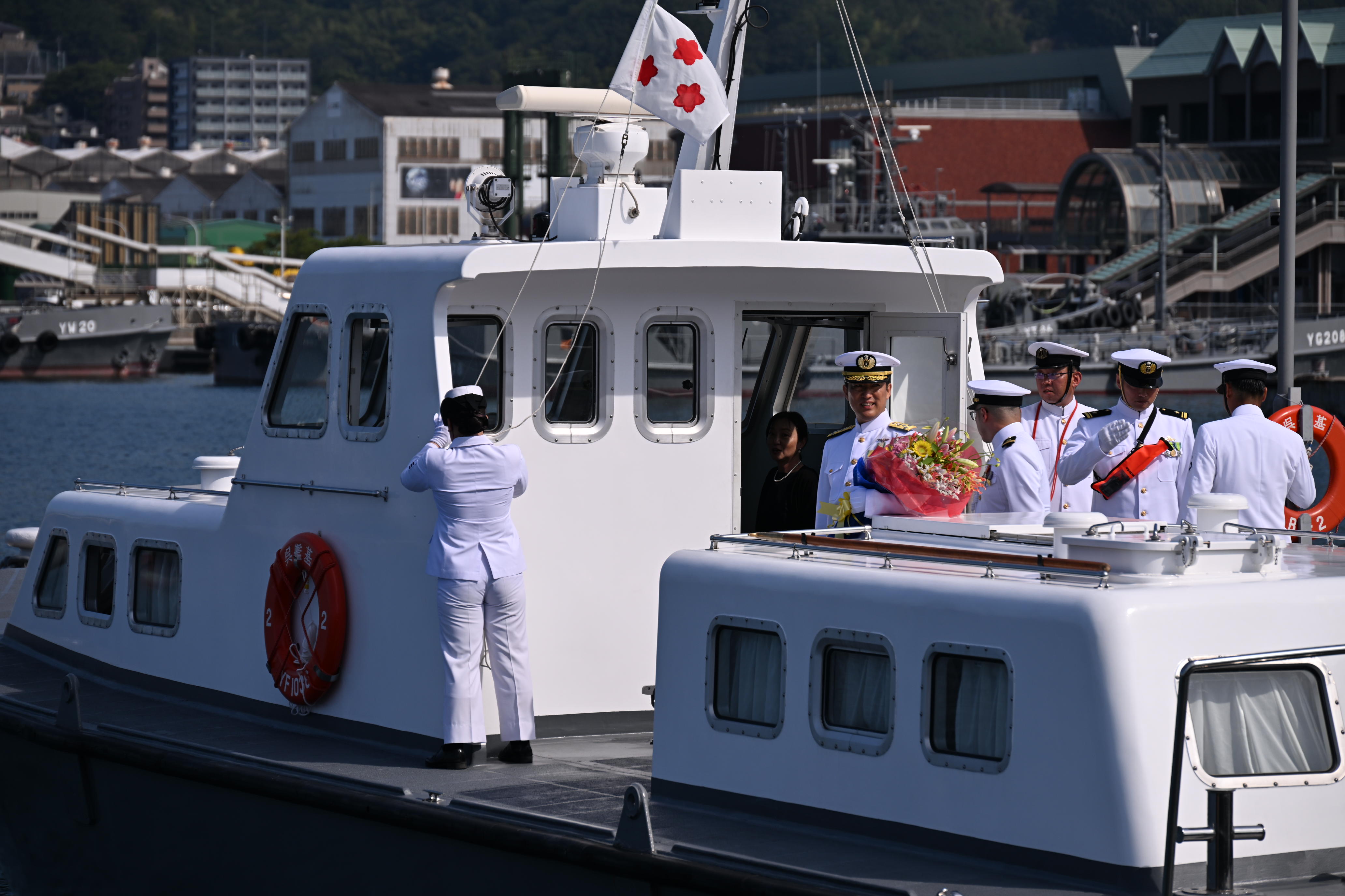 笑顔で将官艇に乗り込んだ松本海将