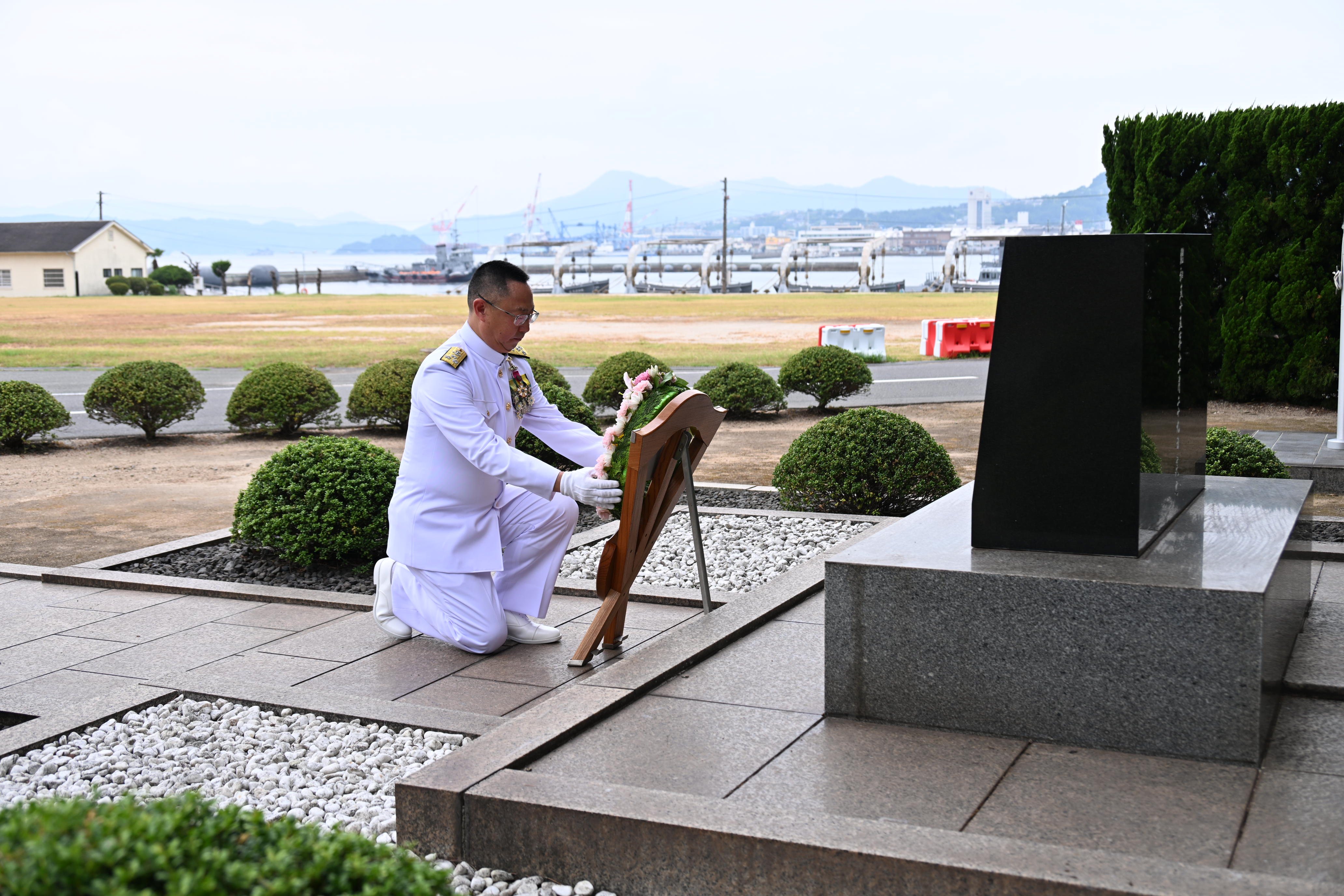 慰霊碑に献花する伍賀海将