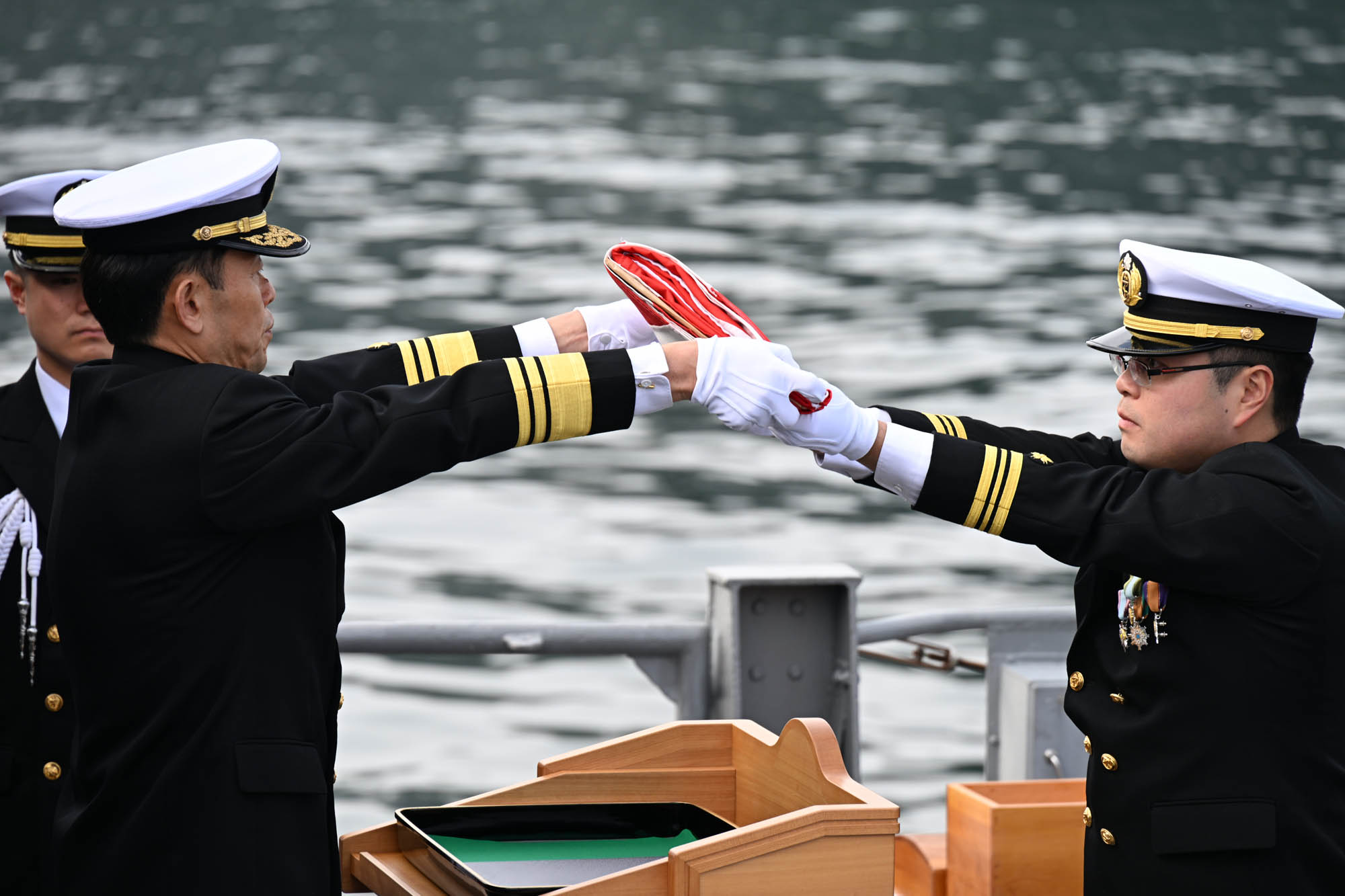 掃海艇「なおしま」自衛艦旗返納行事 自衛艦旗返納の様子