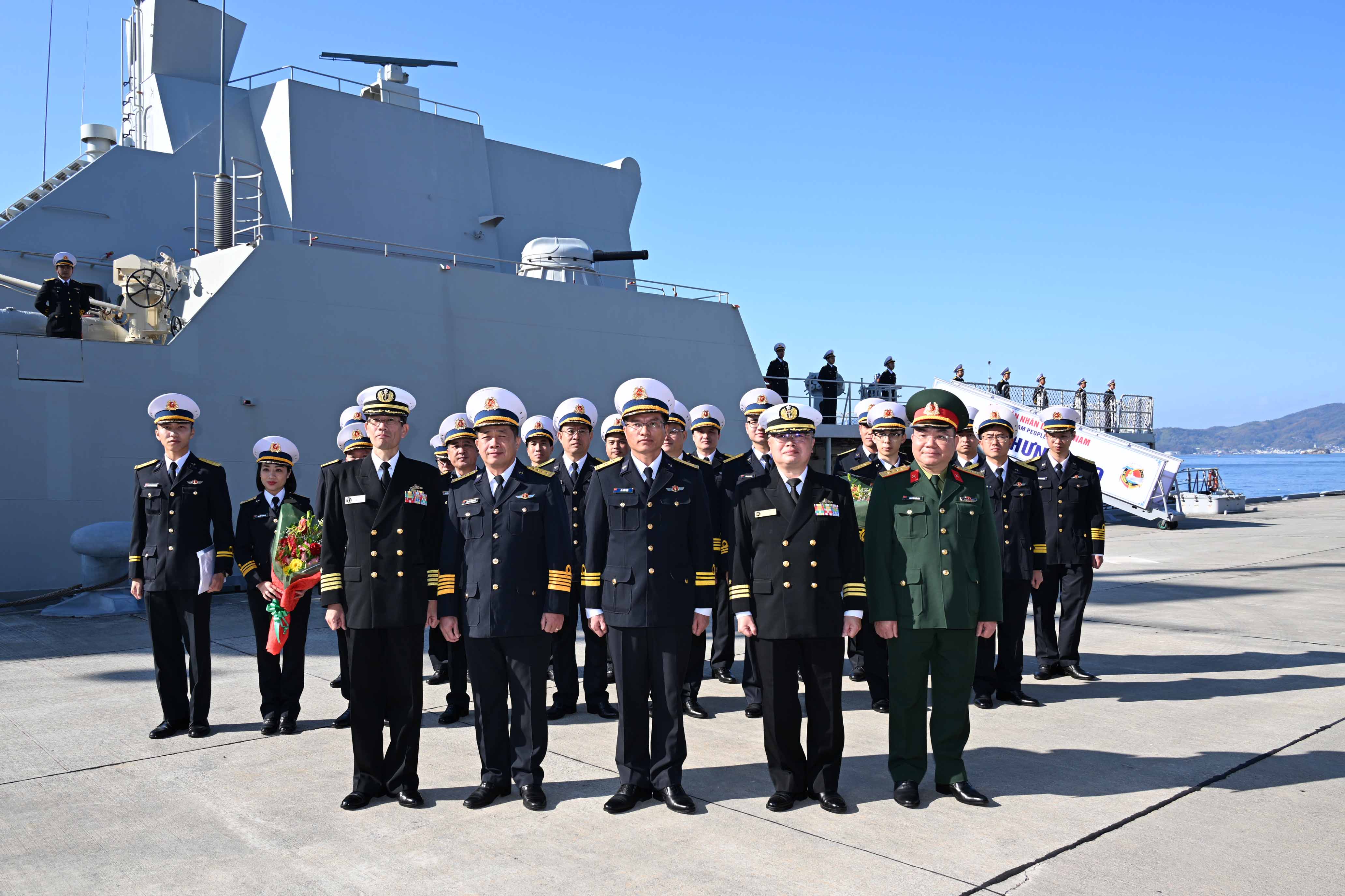 呉に寄港したベトナム海軍艦艇「Trần Hưng Đạo」　記念撮影