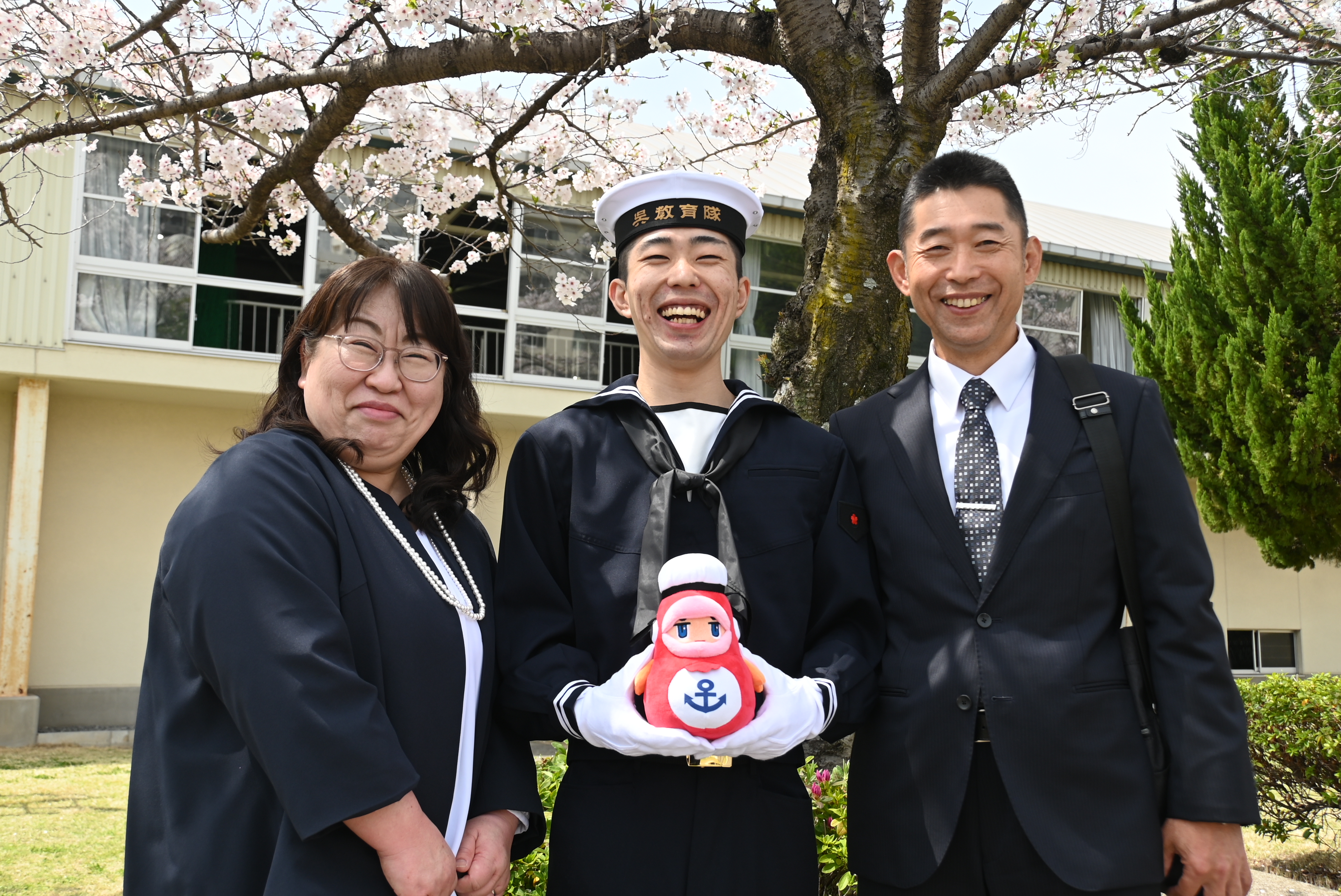 桜の下で笑顔の新入隊員とご家族＋鯛くん