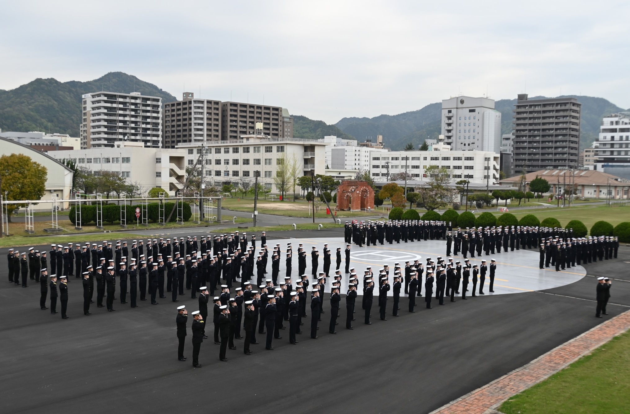 整列する学生たち