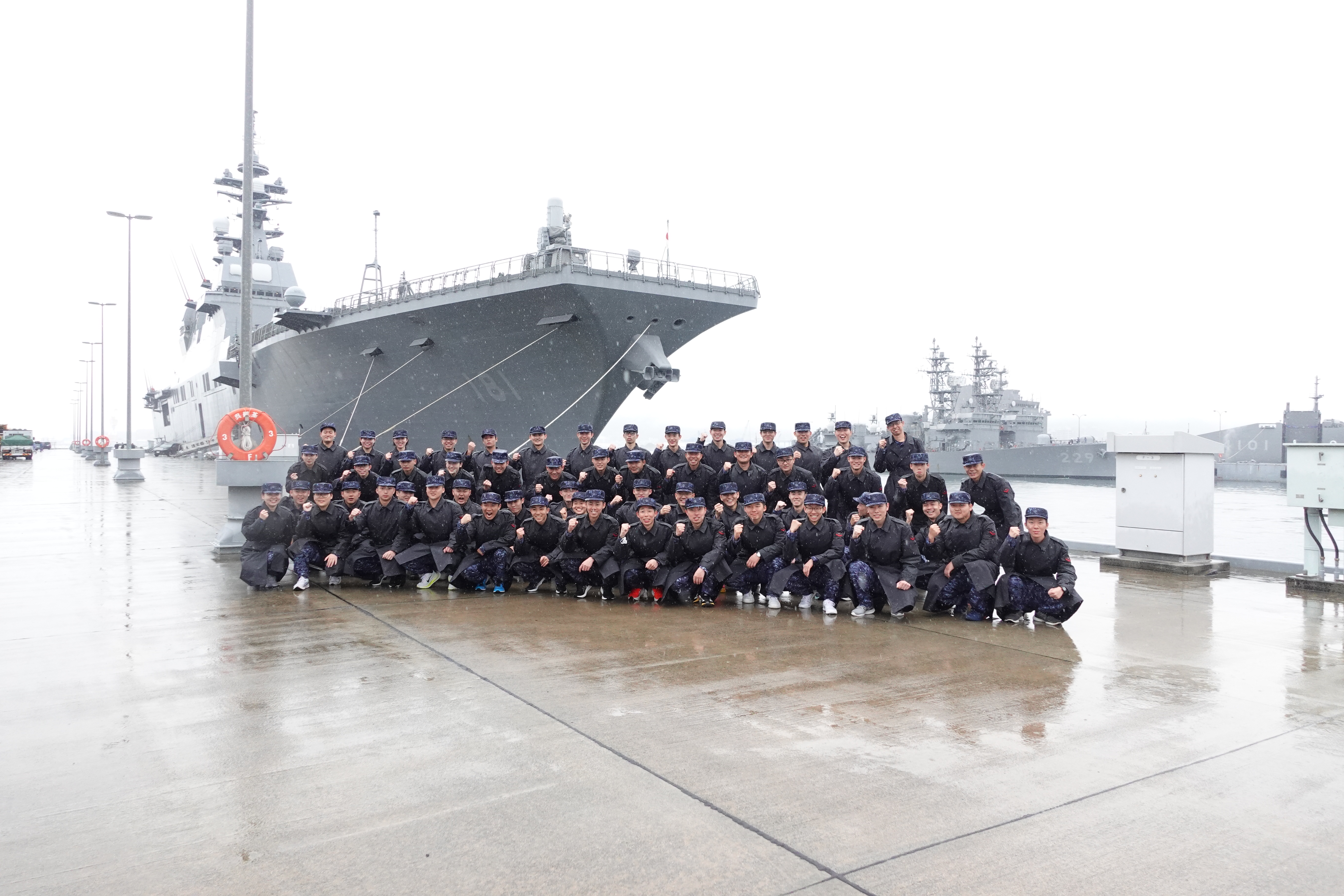 艦艇の前で記念撮影