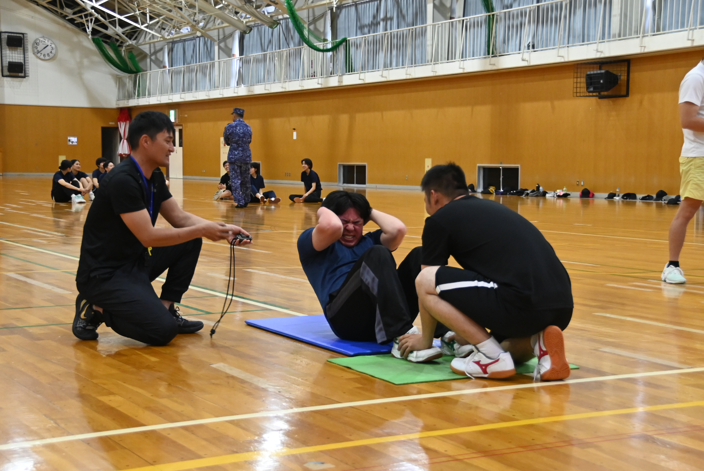 腹筋を行う学生