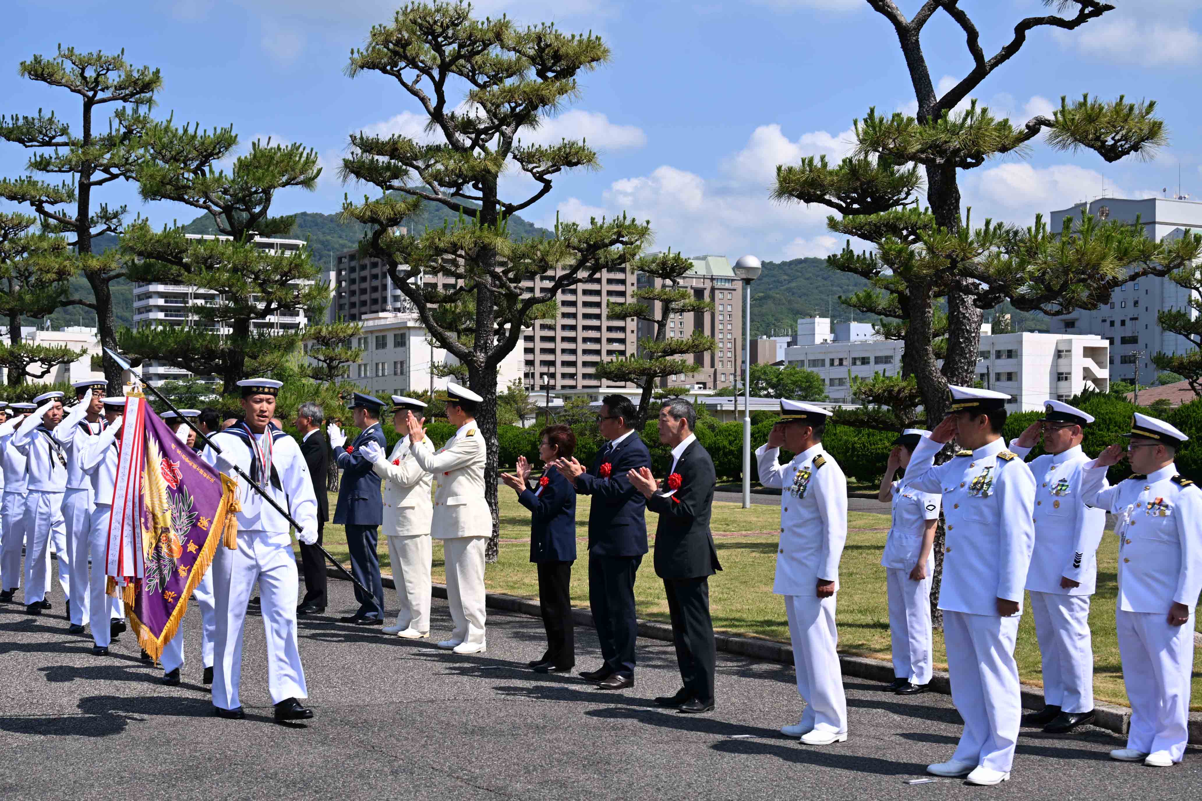 部隊へ向けて旅立つ隊員を見送る来賓の方々と呉地方総監等