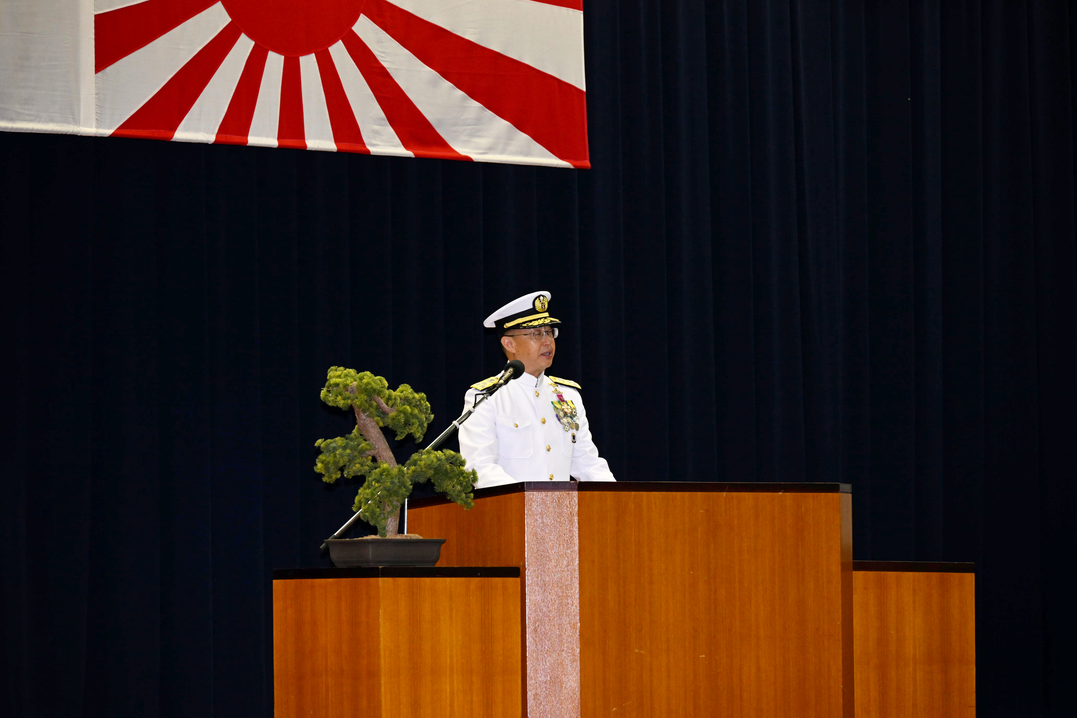 訓示を行う呉地方総監