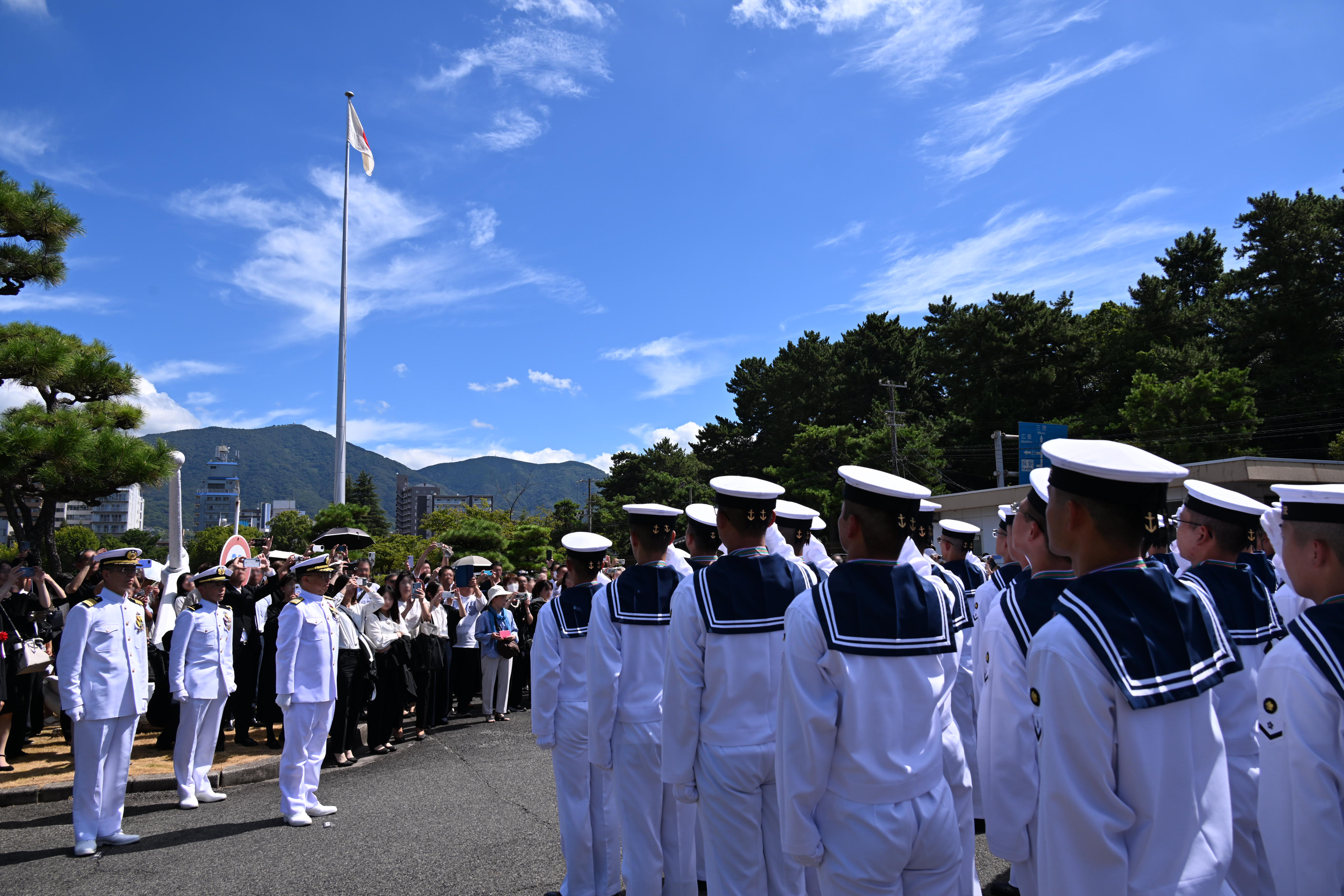 国旗に敬礼する学生たち
