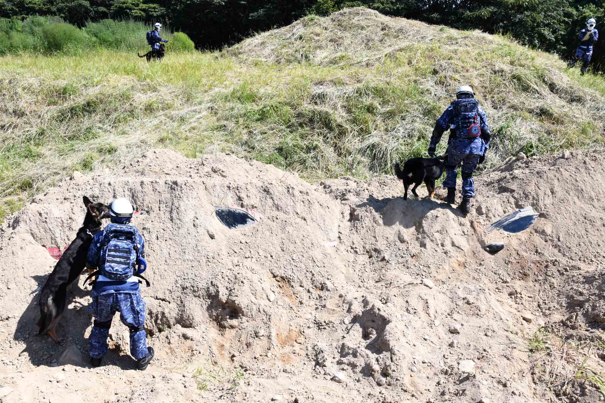 警備犬による土砂崩れ現場の捜索(呉造修補給所 貯油所)