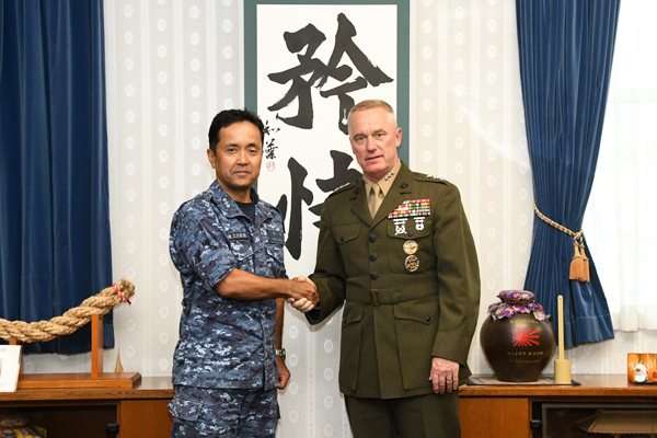 第3海兵遠征軍司令官 クラウディー3世中将来隊 | 第5航空群【美ら海