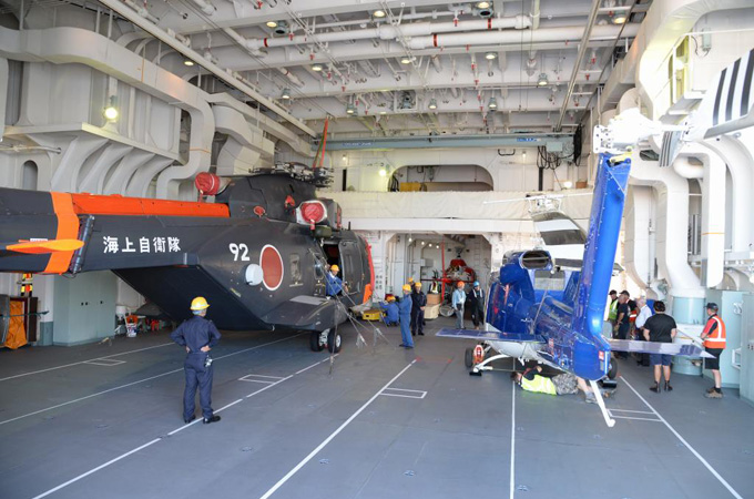 11月27日 格納庫へ格納された自衛隊航空機と観測隊航空機
