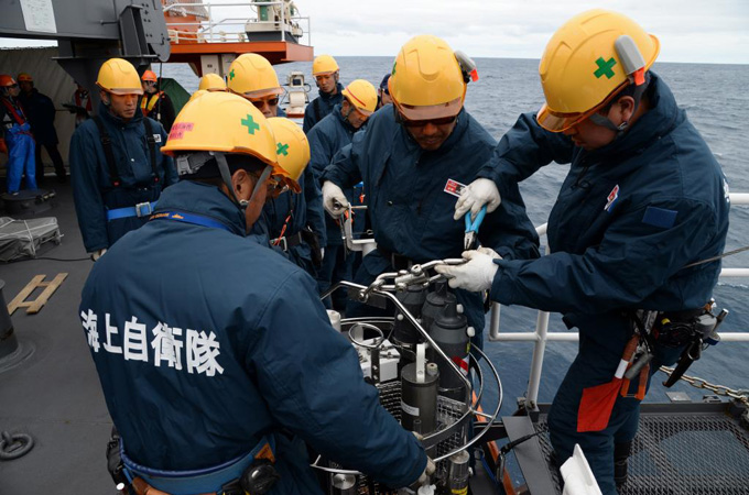 12月3日　観測器材の海中投入を行う隊員