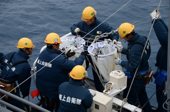 12月3日　観測器材の海中投入を行う隊員