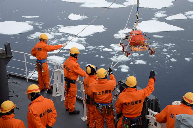 12月15日海底圧力測定器材を海中へ投入する作業