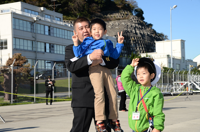 11月16日 しばしの別れを前に家族と触れ合う「しらせ」乗員<br />（撮影：横監 關野３曹）