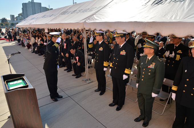 11月16日 出国行事後、「しらせ」に乗り込む「しらせ」艦長<br />（撮影：横監 關野３曹）