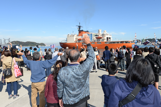 11月16日 出港した「しらせ」を見送る乗員家族<br />（撮影：横監 關野３曹）