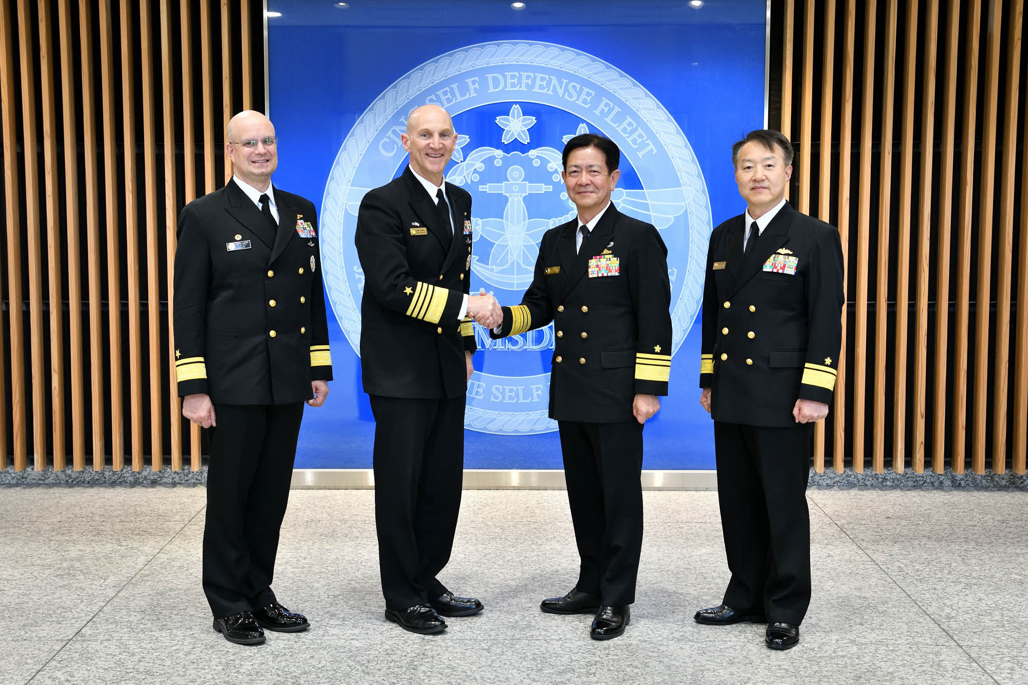 非売品、元CVW-5司令で海軍中将の米第7艦隊司令官の贈呈用指揮官