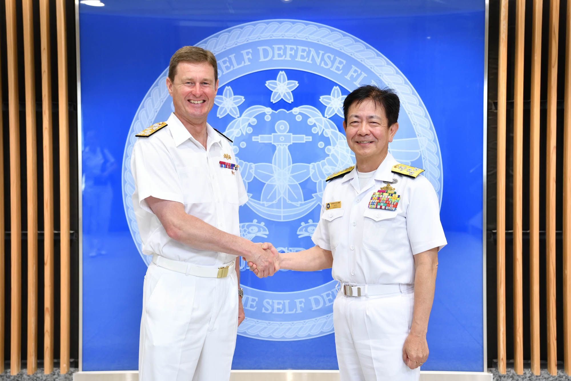 非売品、元CVW-5司令で海軍中将の米第7艦隊司令官の贈呈用指揮官