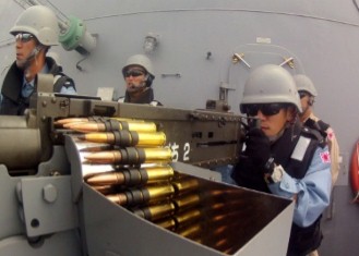 20170404 艦艇小火器射撃で１２．７ｍｍ機関銃を構える砲雷科員