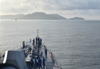 20170321 ランカウィ島沖に投錨する「てるづき」