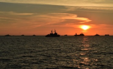 20170322 ランカウィ沖に集結したＬＩＭＡ１７参加艦艇と夕焼け